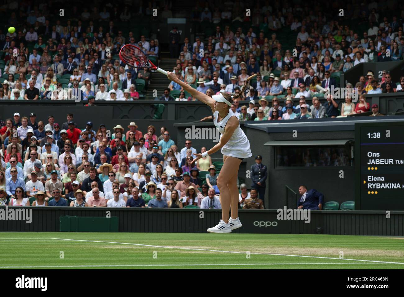 12 juillet 2023 ; All England Lawn tennis and Croquet Club, Londres, Angleterre : tournoi de tennis de Wimbledon ; Elena Rybakina (KAZ) sert à ONS Jabeur (TUN) crédit : action plus Sports Images/Alamy Live News Banque D'Images