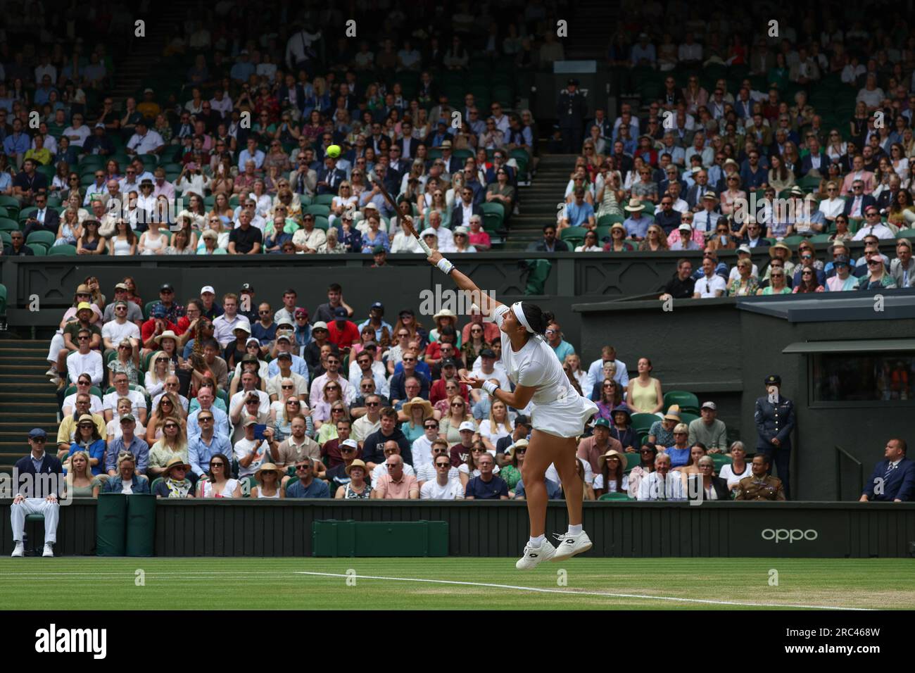 12 juillet 2023 ; All England Lawn tennis and Croquet Club, Londres, Angleterre : tournoi de tennis de Wimbledon ; Elena Rybakina (KAZ) sert à ONS Jabeur (TUN) crédit : action plus Sports Images/Alamy Live News Banque D'Images