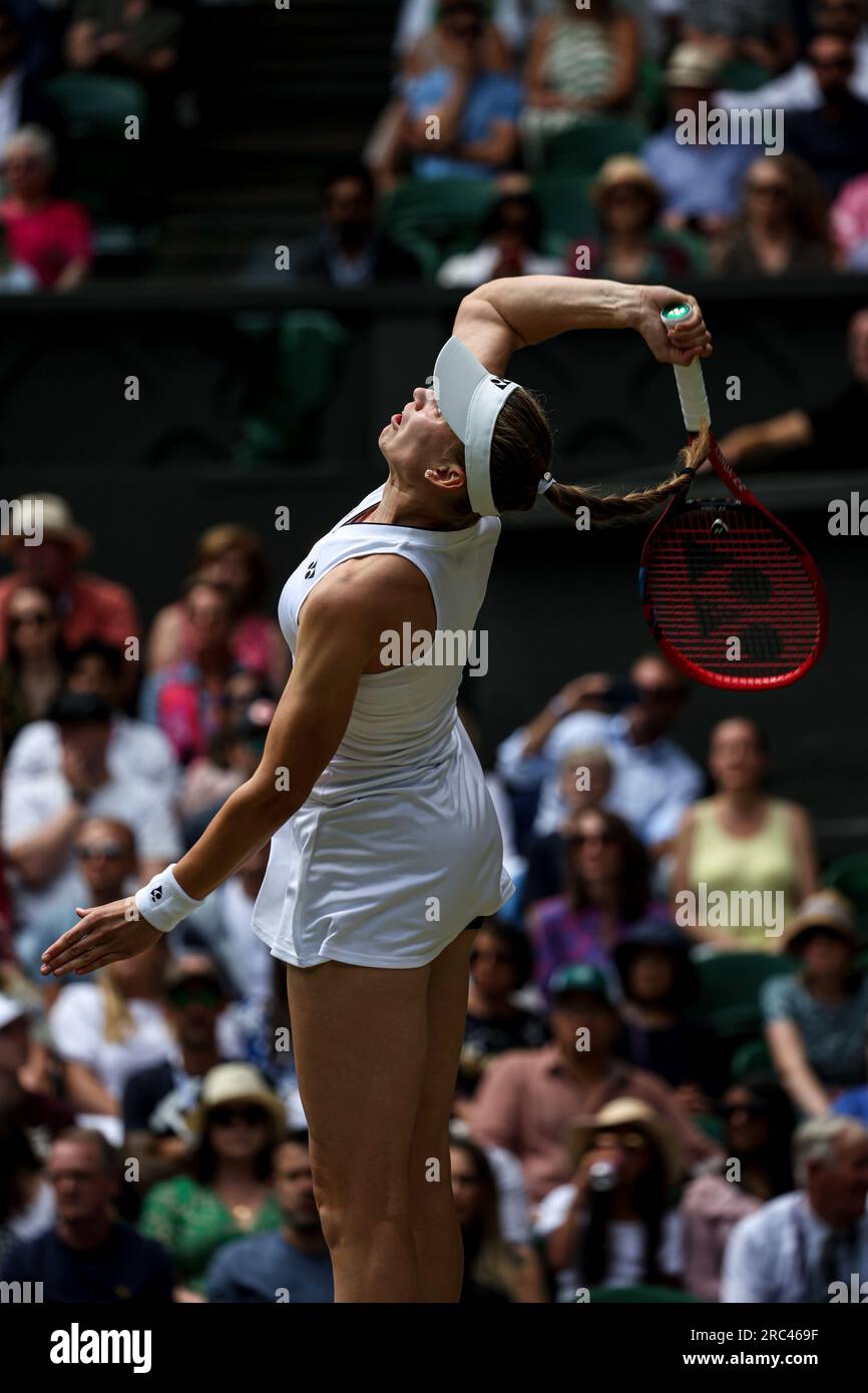 12 juillet 2023 ; All England Lawn tennis and Croquet Club, Londres, Angleterre : tournoi de tennis de Wimbledon ; Elena Rybakina (KAZ) sert à ONS Jabeur (TUN) crédit : action plus Sports Images/Alamy Live News Banque D'Images