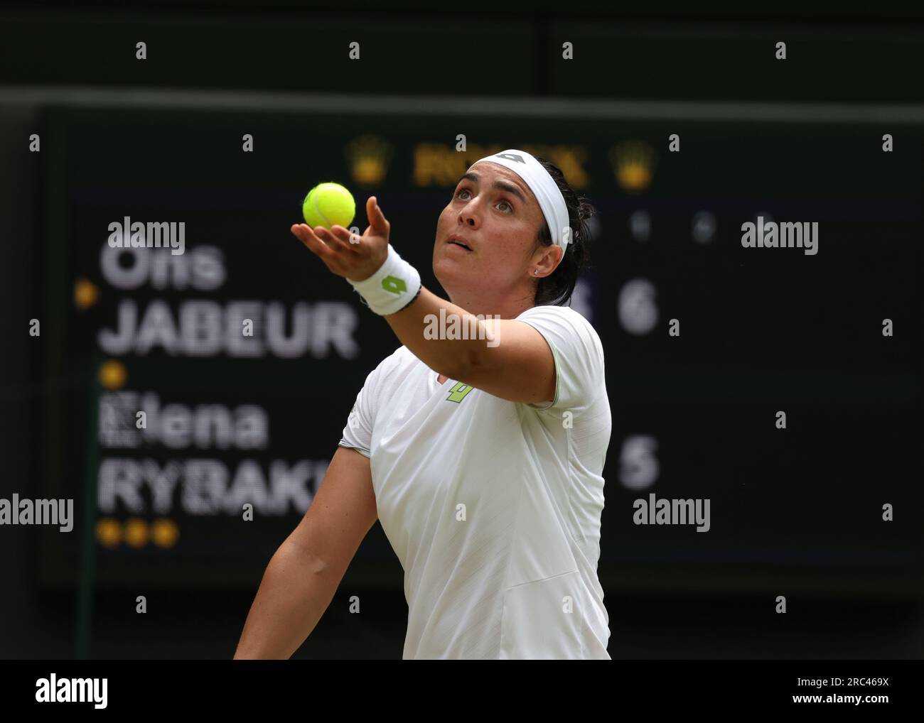 12 juillet 2023 ; All England Lawn tennis and Croquet Club, Londres, Angleterre : tournoi de tennis de Wimbledon ; ONS Jabeur (TUN) sert à Elena Rybakina (KAZ) crédit : action plus Sports Images/Alamy Live News Banque D'Images