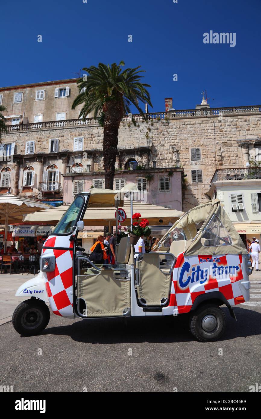 SPLIT, CROATIE - 20 juillet 2019: Bizarre tour de ville trike moto taxi à Split. La Croatie comptait 18.4 millions de visiteurs touristiques en 2018. Banque D'Images