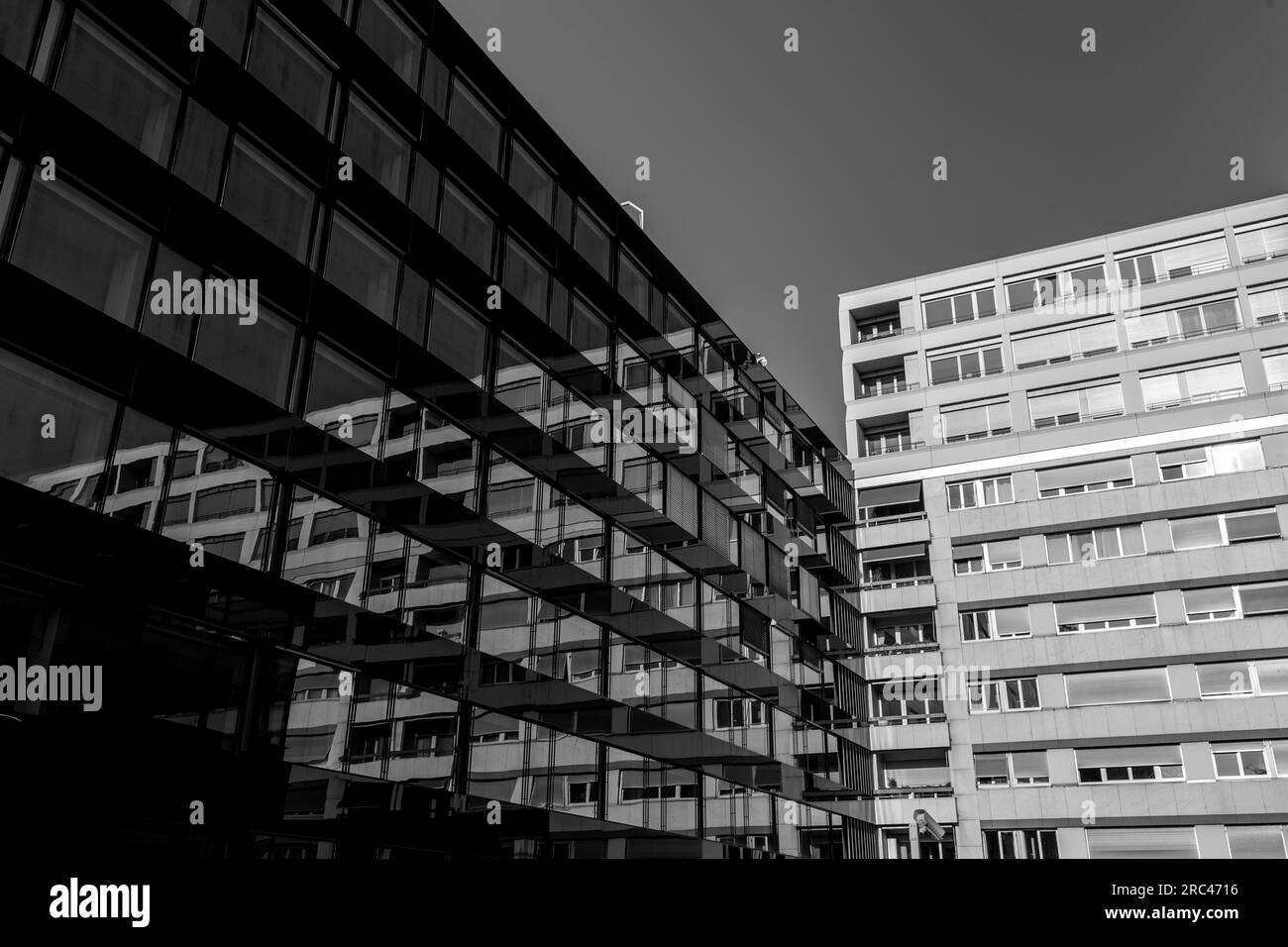 Architecture moderne et vue sur la rue à Genève, Suisse. Banque D'Images