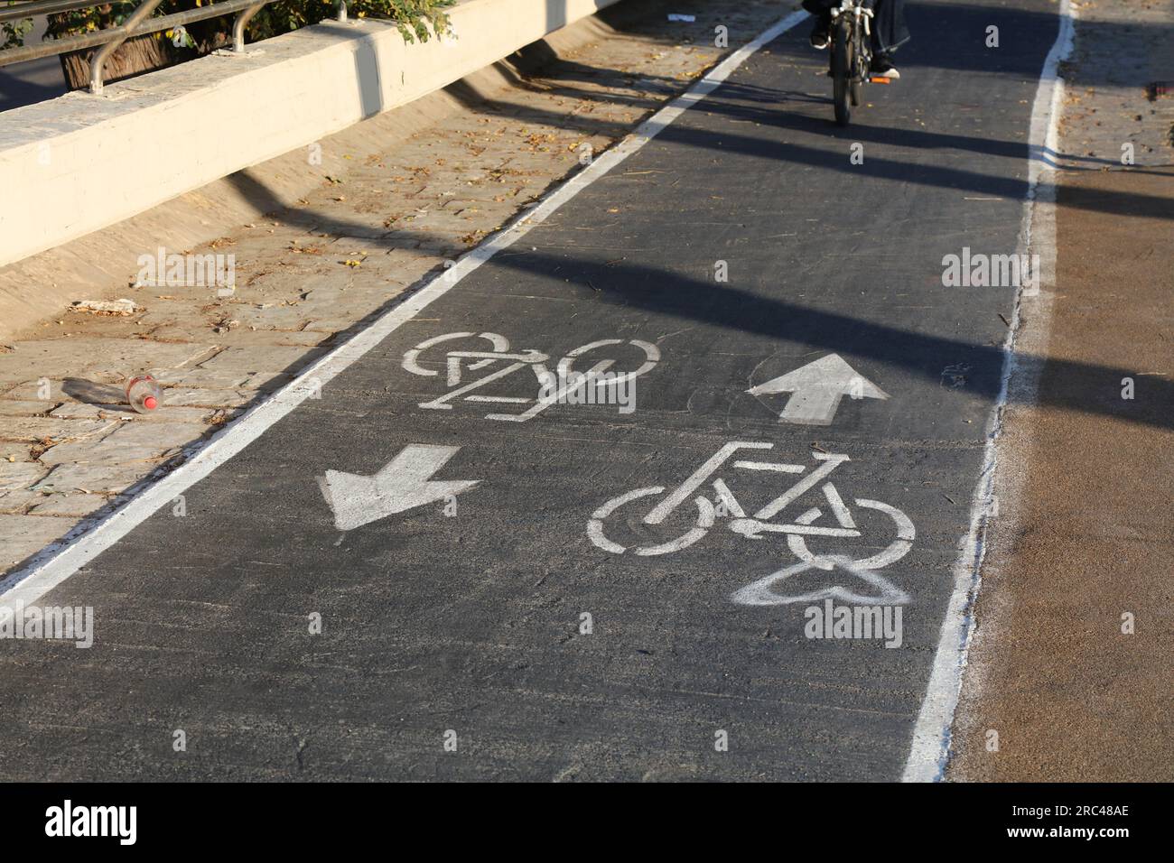 Piste cyclable dans la ville de tel Aviv - infrastructure cyclable d'Israël. Banque D'Images