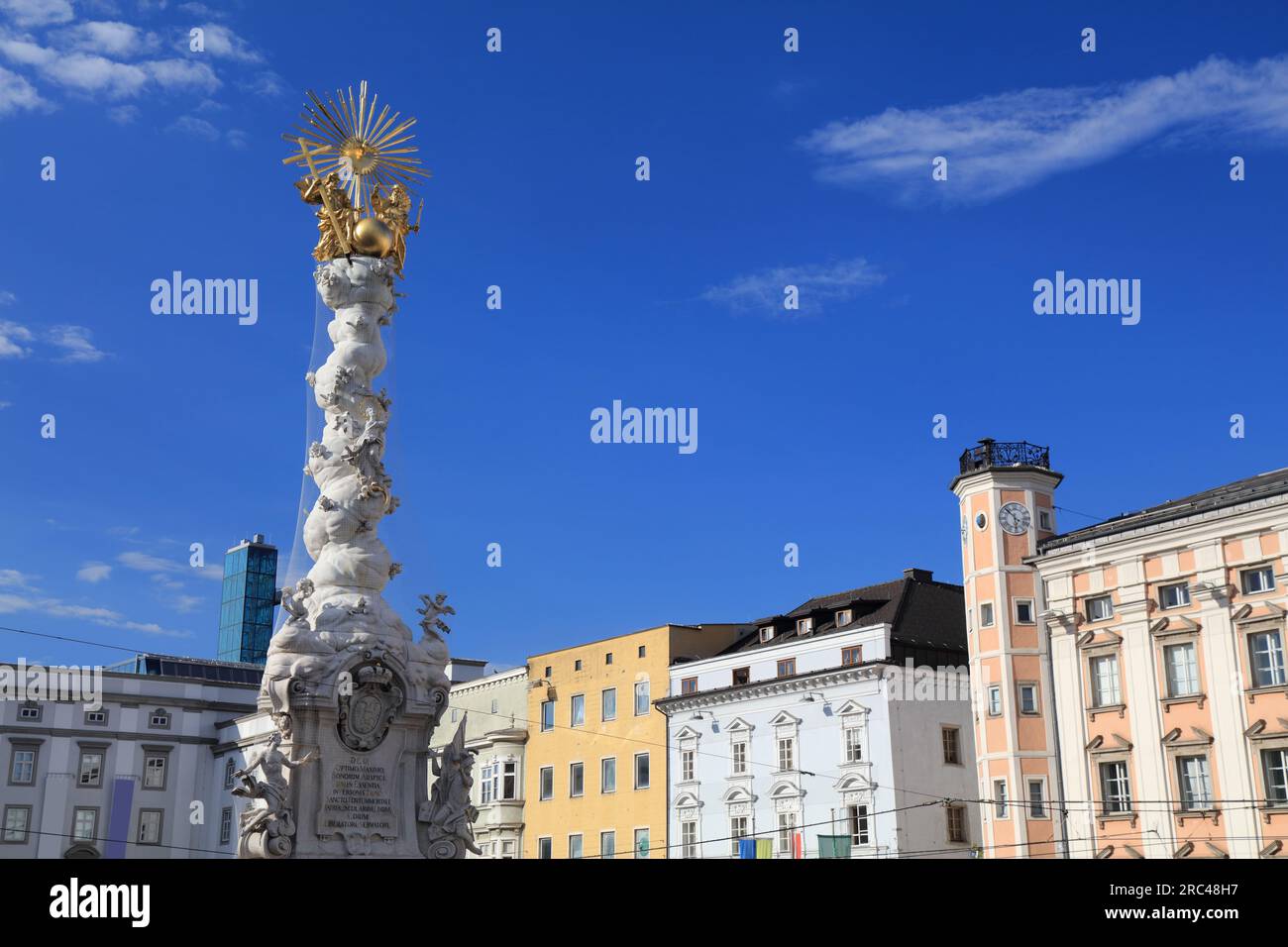 Hauptplatz (place principale) à Linz, Autriche. Monument de la colonne de peste. Banque D'Images