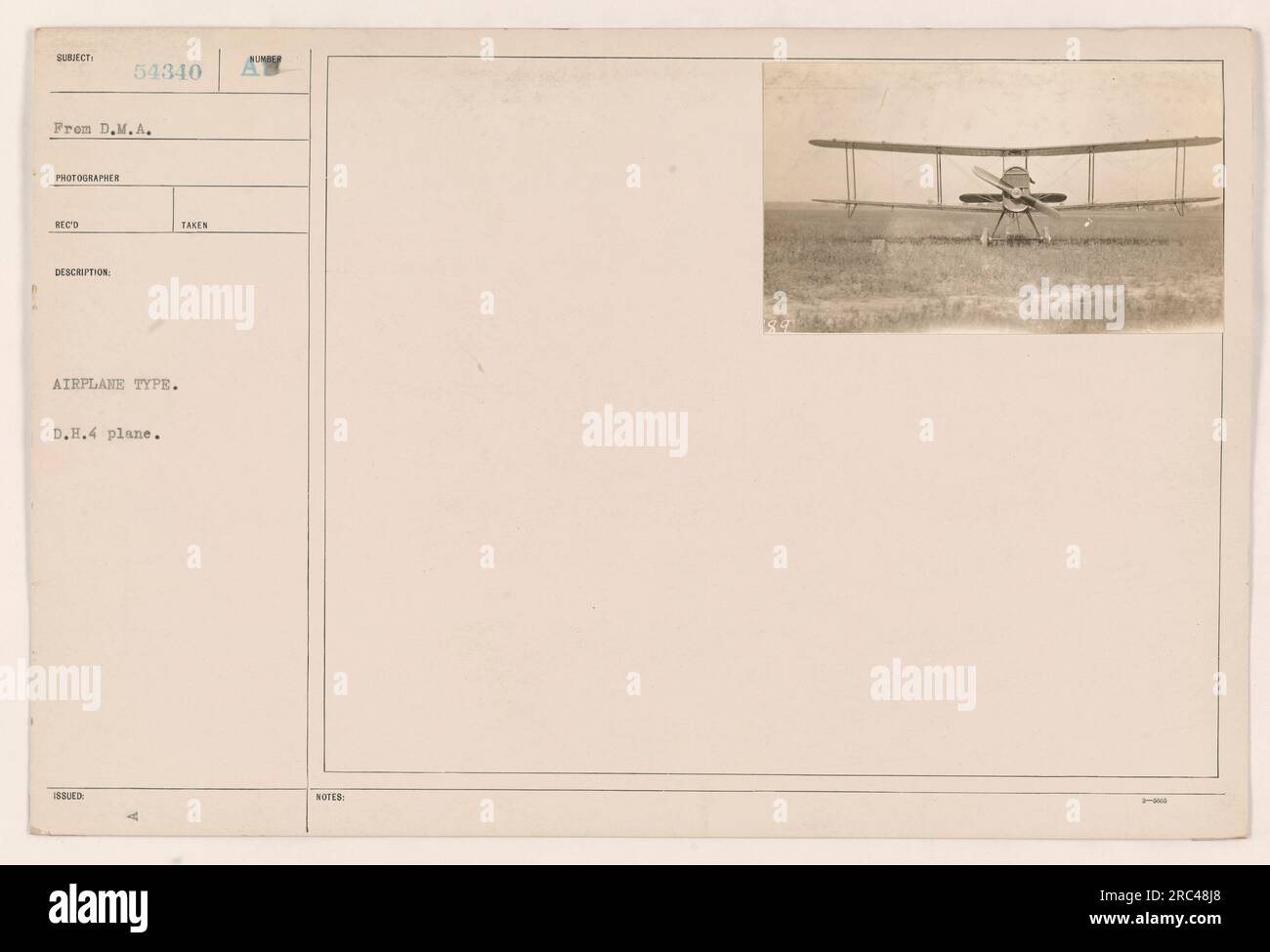 Un avion américain D.H.4 photographié pendant la première Guerre mondiale. L'image a été prise par le photographe D.M.A. avec le sujet 54340 au premier plan. Le type d'avion est spécifié comme un D.H.4. Des notes supplémentaires précisent que la photographie a été émise et prise à des fins de reconnaissance. Banque D'Images