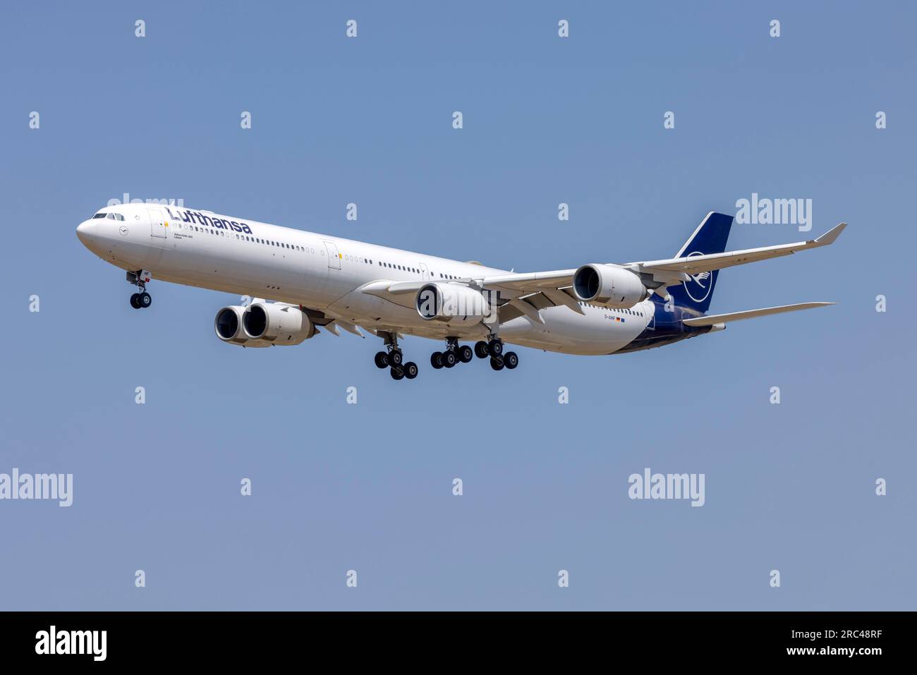Lufthansa Airbus A340-642 (REG : D-AIHF) arrivant pour maintenance après avoir été sorti du stockage. Banque D'Images