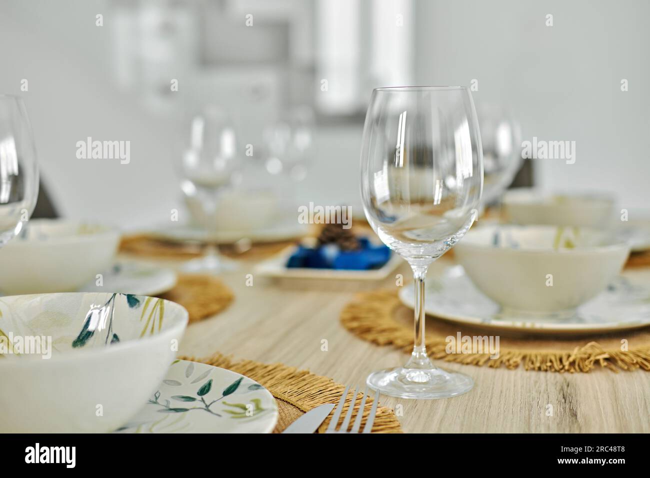 Gros plan de verres à vin vides et vaisselle est prêt pour le déjeuner servi sur la table à manger, pas de gens. Célébration de l'événement de la vie, dîner à la maison Banque D'Images