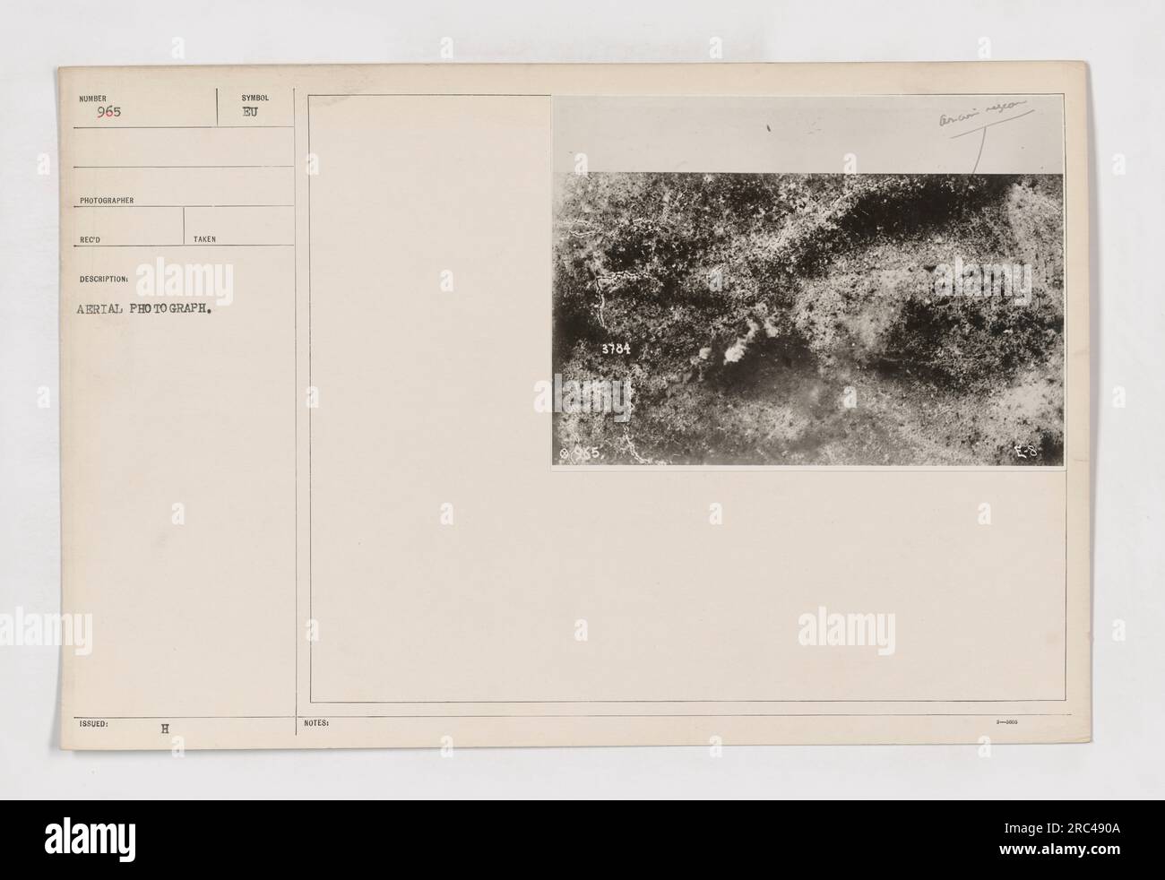 Photographie aérienne prise à un endroit non identifié pendant la première Guerre mondiale. La photographie, numérotée 111-SC-965, a été prise par un photographe avec les initiales 'rec' et est décrite comme une photographie 'abrial'. Des notes supplémentaires indiquent que la photographie a été émise et prise par un symbole inconnu, portant le numéro de référence 3704. Banque D'Images