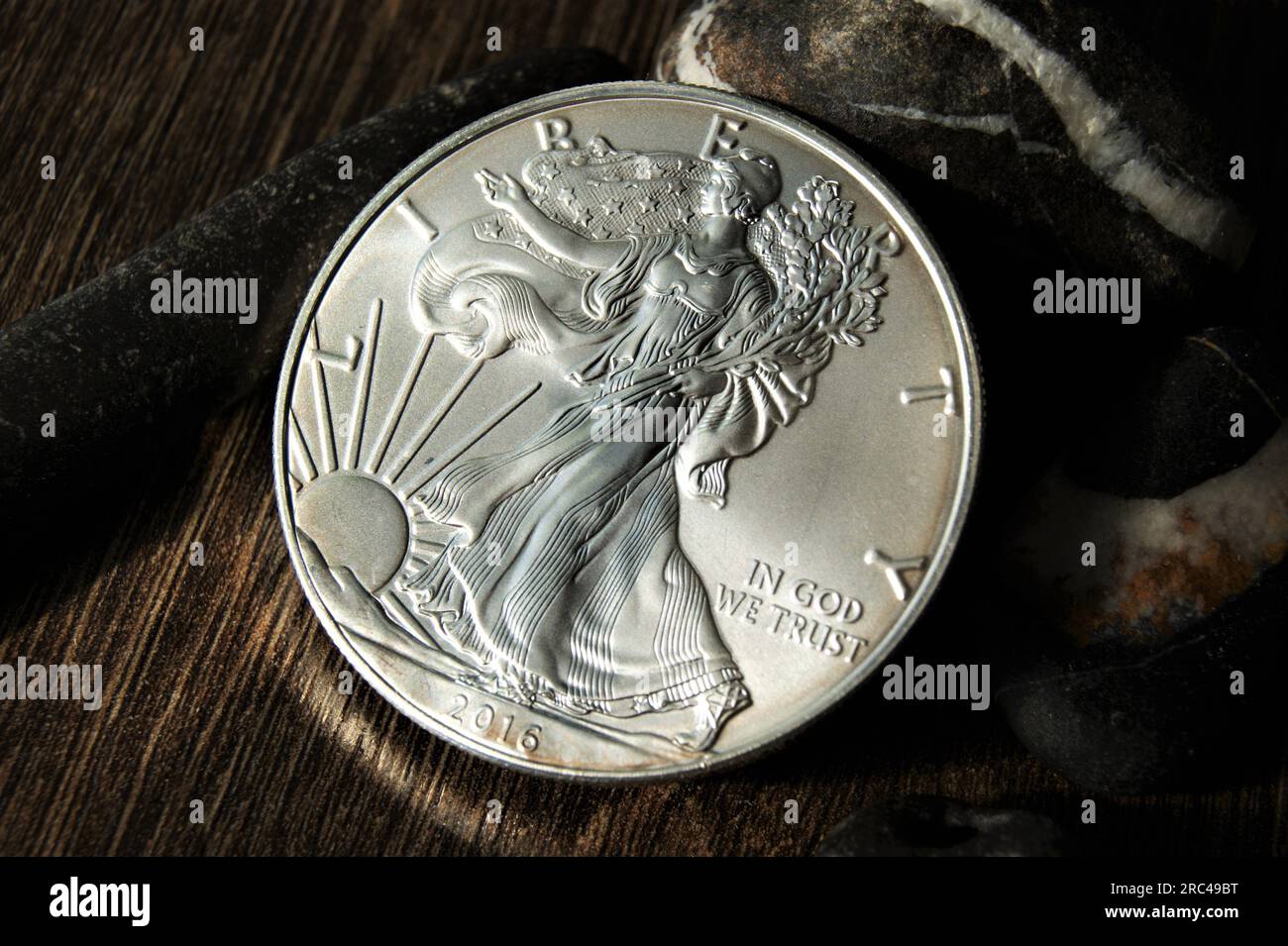 Pièce en argent pur photo noir et blanc Liberty. Pièce d'argent d'investissement des États-Unis 1 dollar. Banque D'Images