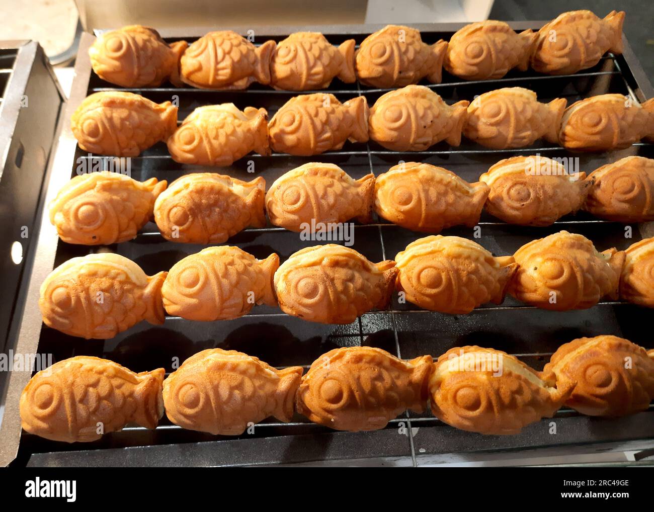 Bungeoppang corée populaire cuisine de rue d'hiver . Casse-croûte coréen avec pâte de haricots rouges. Banque D'Images