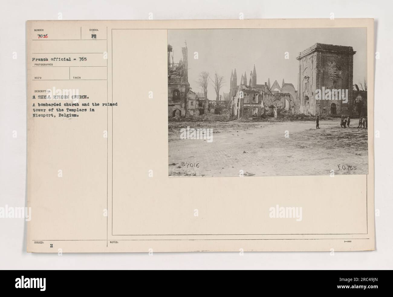 Une image d'une église bombardée et de la tour en ruine du Templier à