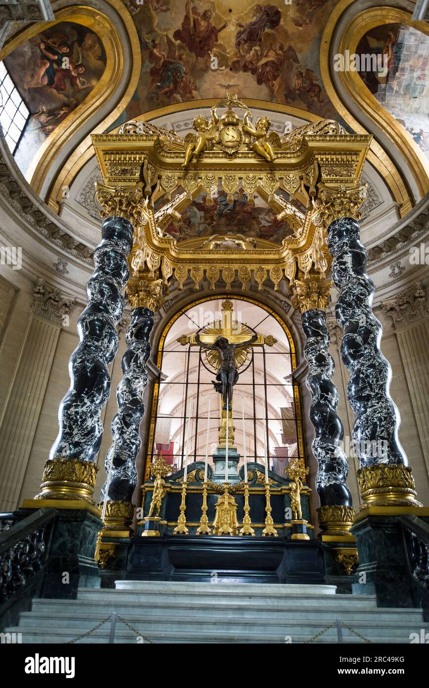 Le maître-autel aux colonnes typiquement solomoniques retenant la canopée ou baldachin de style baroque, Dôme des Invalides - Tombeau de Napoléon I, Armée M. Banque D'Images