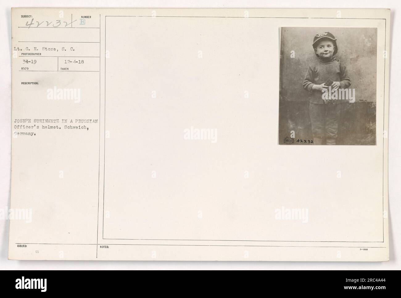 Soldat américain posant pour une photographie portant le casque d'un officier prussien capturé à Schweich, en Allemagne pendant la première Guerre mondiale. La photo a été prise par le lieutenant G.E. Pierre et est numéroté 02 12-4-18 dans les documents officiels. Banque D'Images