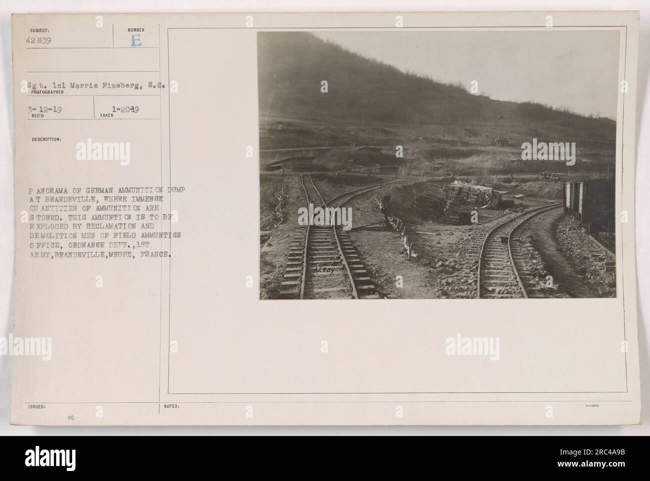 Le sergent Lel Morris Fineberg du signal corps a pris une photo le 12 mars 1919. L'image montre un panorama d'une décharge de munitions allemande située à Brandeville, en France. Cette décharge stockait d'immenses quantités de munitions. Des hommes de remise en état et de démolition du Field Ammunition Office, Ordnance Department, 18th Army, sont responsables de l'explosion des munitions dans cette décharge. Les notes indiquent que la photographie a été reçue le 11 février 2009. Banque D'Images