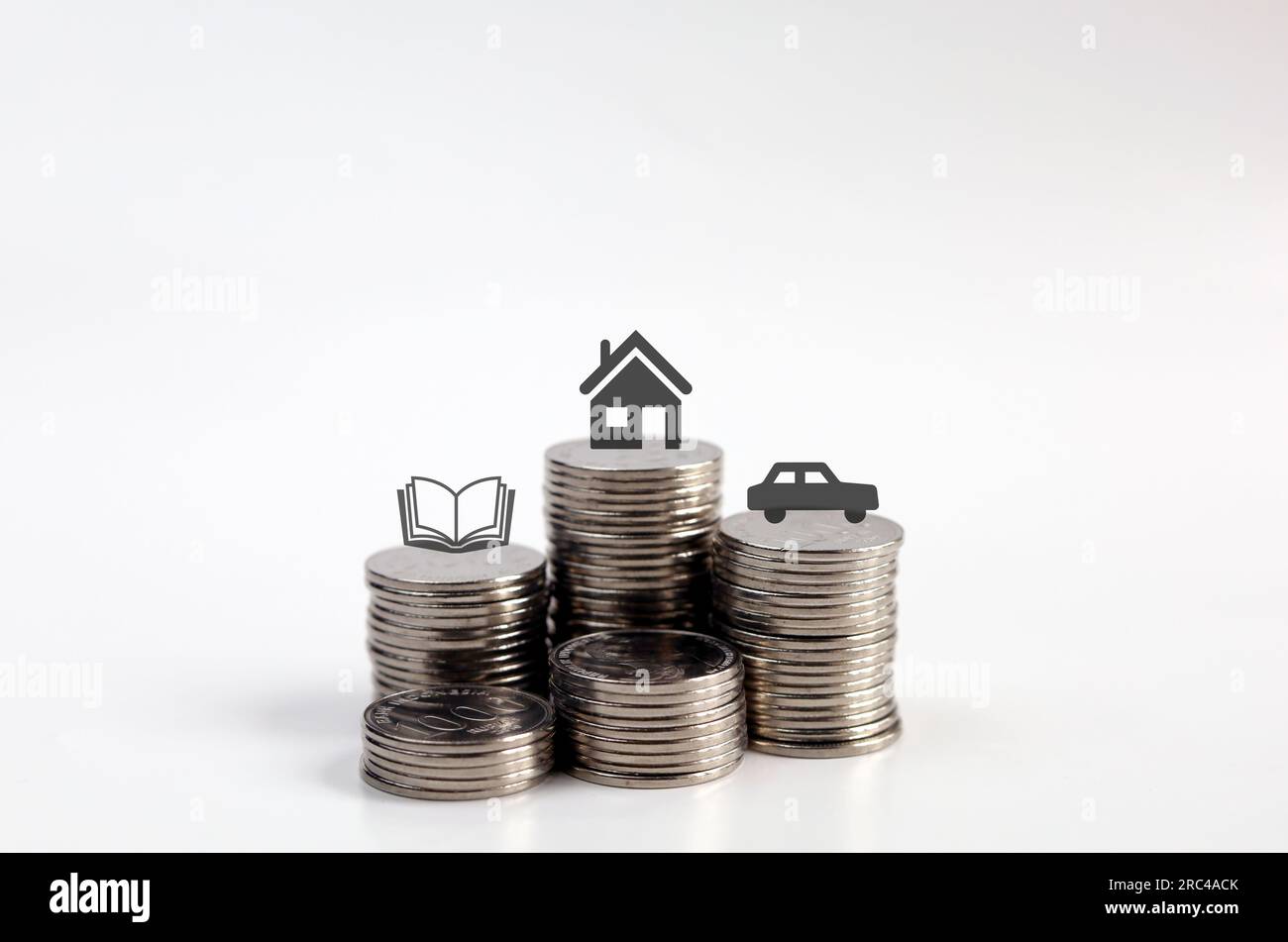 Gros plan image pile de pièces avec l'icône de maison, voiture et livres. Concept d'économie d'argent pour l'avenir Banque D'Images