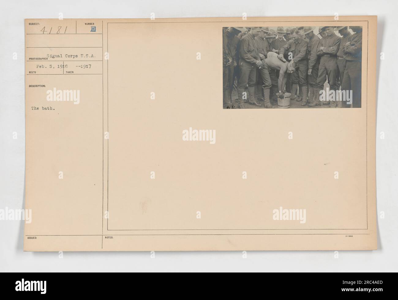 Légende : soldats américains dans un camp pendant la première Guerre mondiale prenant un bain. Cette image, prise par le signal corps U.S.A. le 5 février 1916, montre les soldats engagés dans leur routine quotidienne d'hygiène. Banque D'Images