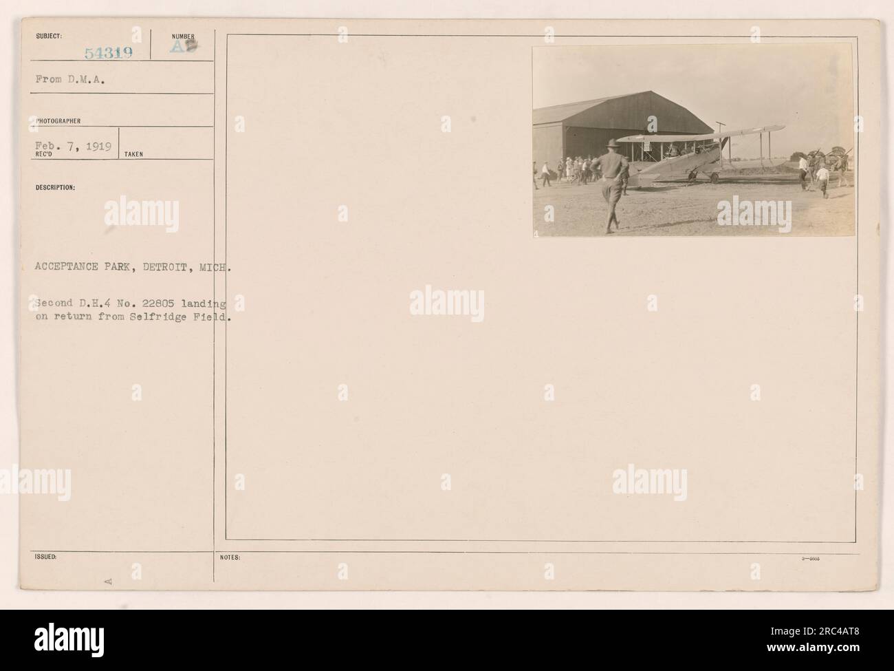 Deuxième avion D.H.4 No. 22805 atterrissant à Acceptance Park à Detroit, Michigan, le 7 février 1919, revenant de Selfridge Field. Il a été photographié par D.M.A. Photographe 54319 dans le cadre du processus de documentation. Banque D'Images