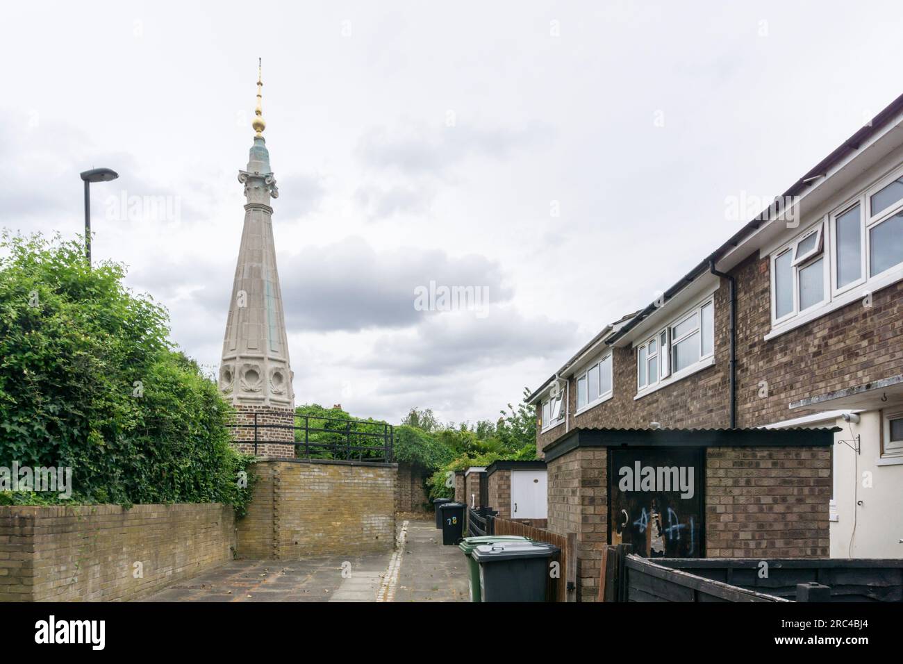 La flèche de l'église St Antholin par Sir Christopher Wren. Maintenant dans un lotissement du sud de Londres. DÉTAILS DANS LA DESCRIPTION. Banque D'Images