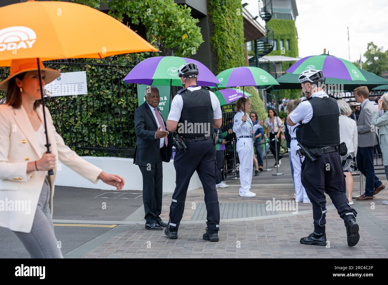 Londres, Royaume-Uni. 12 juillet 2023. Météo britannique ; averse de pluie à Wimbledon crédit : Ian Davidson/Alamy Live News Banque D'Images