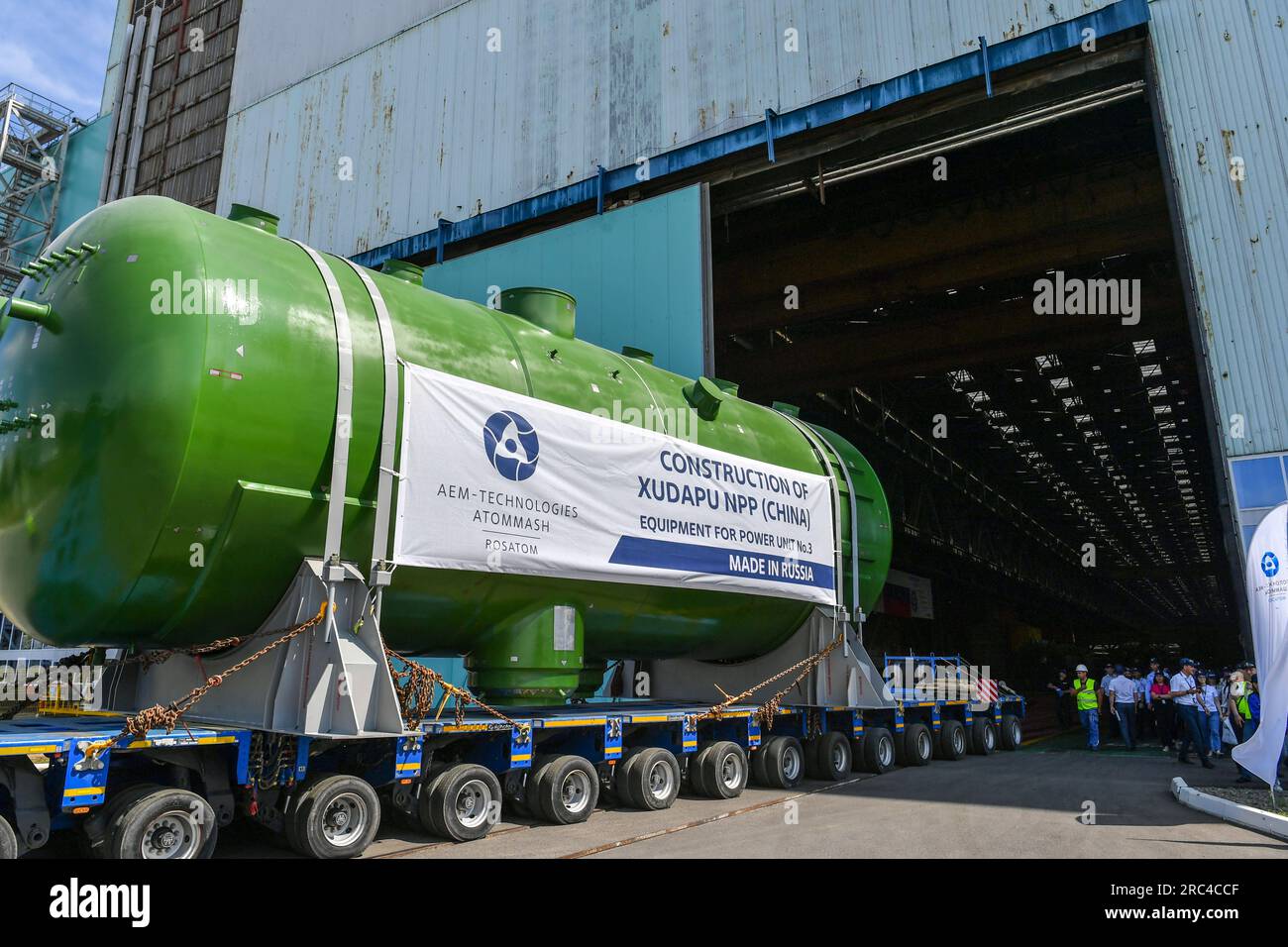 Volgodonsk, Russie. 11 juillet 2023. Les équipements clés de la troisième unité de production de la centrale nucléaire de Xudapu sont prêts à être expédiés à Volgodonsk, en Russie, le 11 juillet 2023. Les équipements clés pour la troisième unité électrique de la centrale nucléaire de Xudapu, l'un des plus grands projets de coopération sino-russe dans le domaine de l'énergie nucléaire, ont commencé à expédier en Chine depuis Volgodonsk, dans la région russe de Rostov, mardi. POUR EN SAVOIR PLUS, « la Russie expédie des équipements clés pour une centrale nucléaire dans le nord-est de la Chine » crédit : CAO Yang/Xinhua/Alamy Live News Banque D'Images