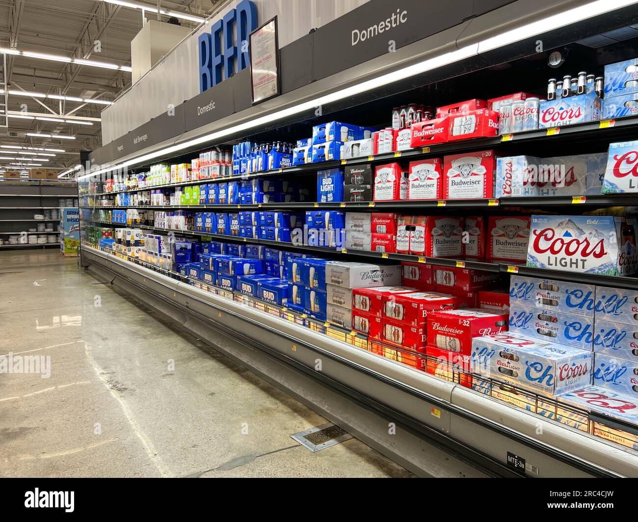 Norfolk, ne USA - 12 mai 2023 : l'allée de la bière dans un magasin Walmart sans personne. Banque D'Images