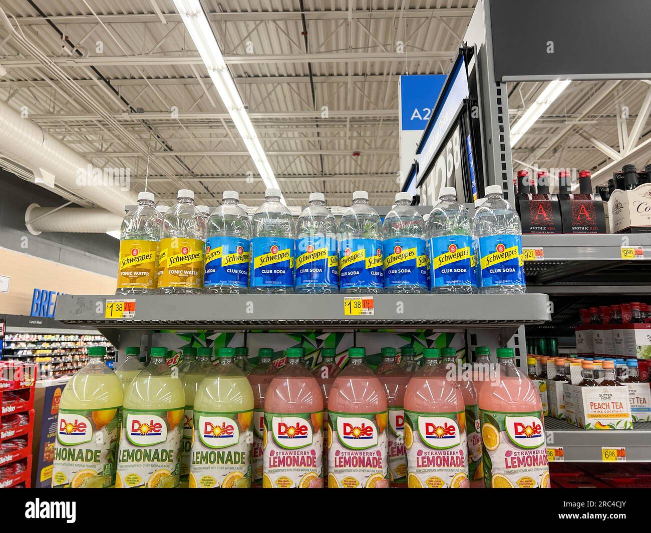 Norfolk, ne USA - 12 mai 2023 : le club soda Schweppes et l'allée de limonade Dole dans un magasin Walmart sans personne. Banque D'Images