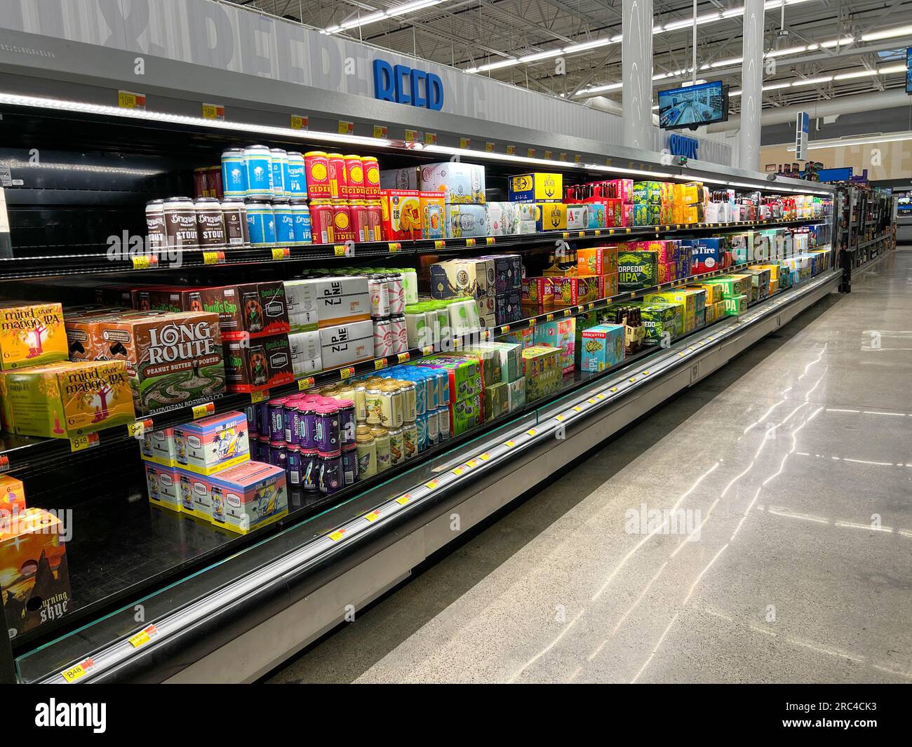 Norfolk, ne USA - 12 mai 2023 : l'allée de la bière IPA dans un magasin Walmart sans personne. Banque D'Images