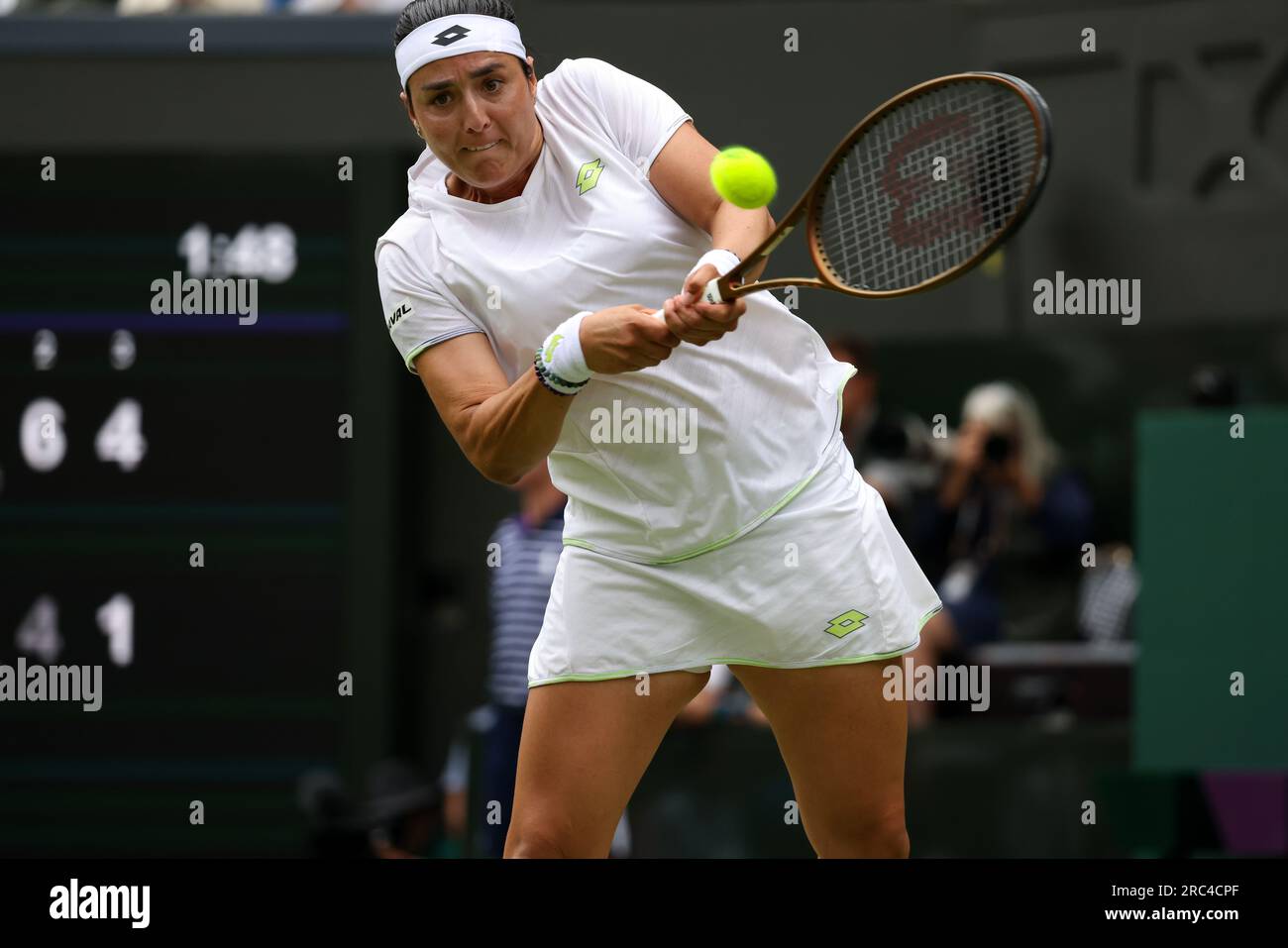Londres, Royaume-Uni. 12 juillet 2023. ONS Jabeur de Tunisie lors de sa victoire en quart de finale sur Elena Rybakina, championne en titre de Wimbledon, aujourd'hui à Wimbledon. Crédit : Adam Stoltman/Alamy Live News Banque D'Images