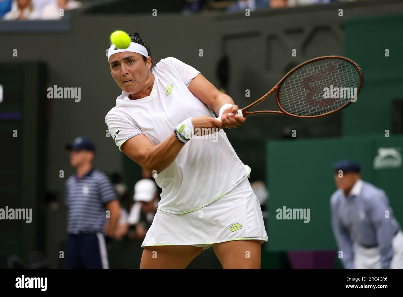 Londres, Royaume-Uni. 12 juillet 2023. ONS Jabeur de Tunisie lors de sa victoire en quart de finale sur Elena Rybakina, championne en titre de Wimbledon, aujourd'hui à Wimbledon. Crédit : Adam Stoltman/Alamy Live News Banque D'Images
