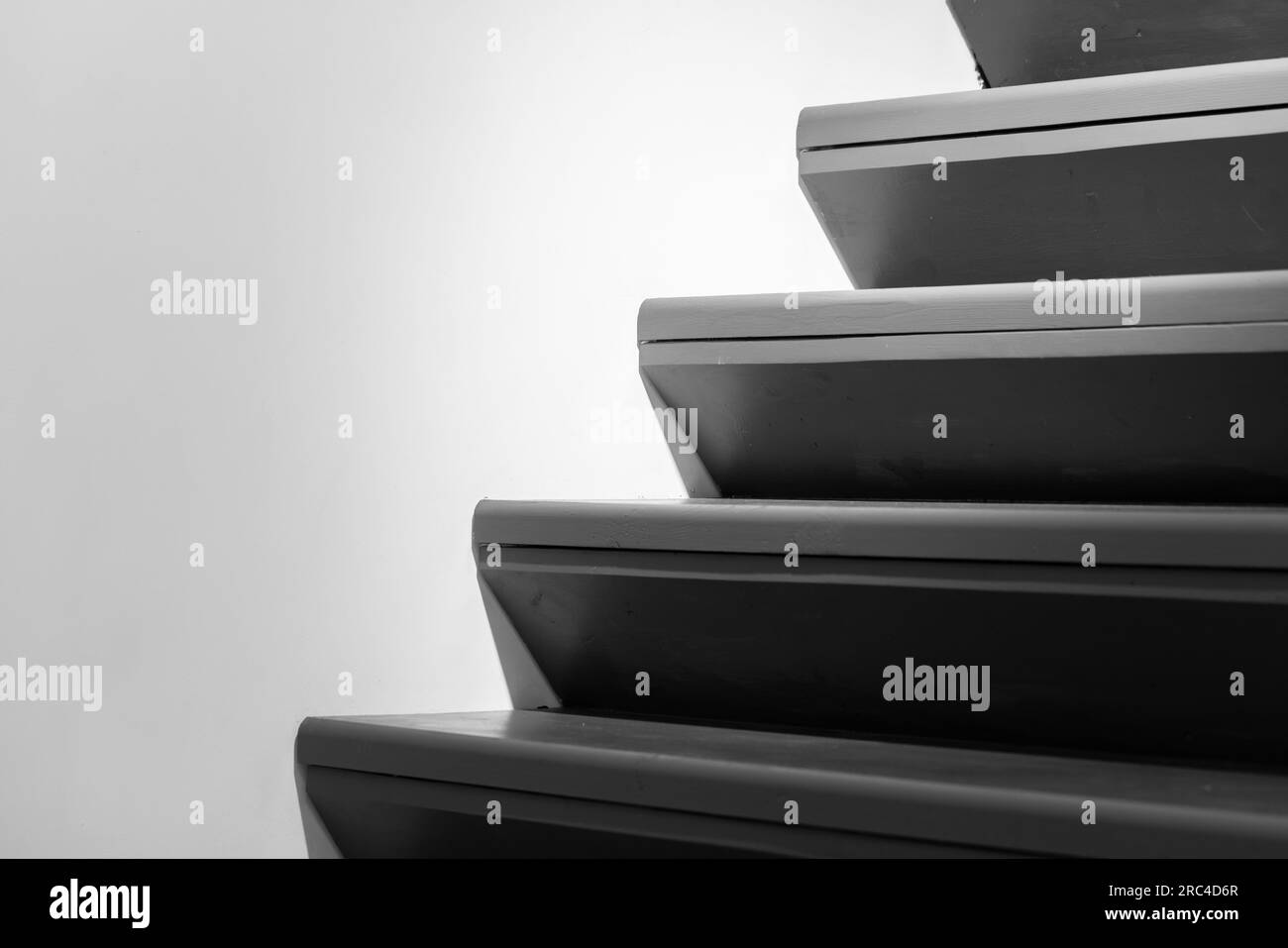 Escalier en bois noir vide et mur blanc, photo de fond architecturale abstraite Banque D'Images