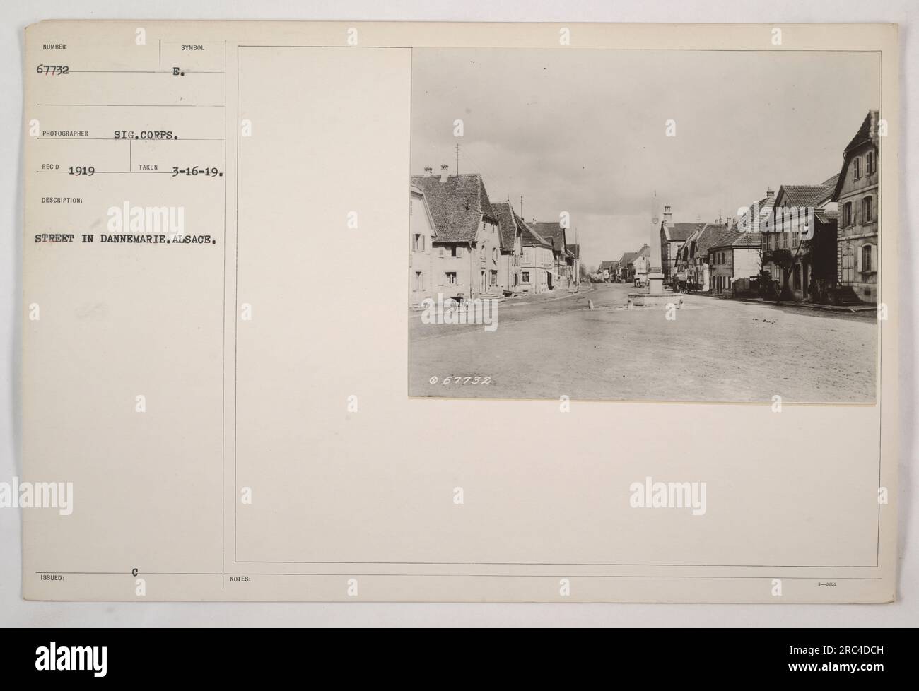 Photographie prise par le signal corps en 1919, montrant une rue de Dannemarie, Alsace. Cette image porte le numéro d'identification 67732 et a été prise le 16 mars 1919. Banque D'Images