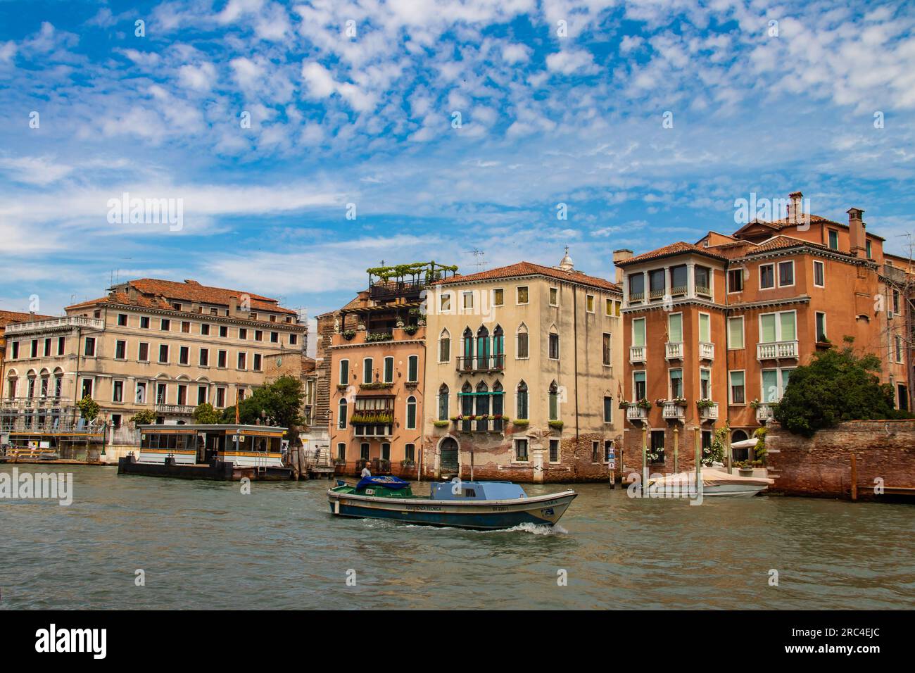 Rues et canaux de Venise en Italie, destination touristique romantique colorée et pittoresque Banque D'Images