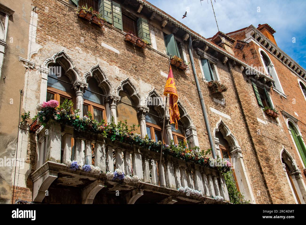 Rues et canaux de Venise en Italie, destination touristique romantique colorée et pittoresque Banque D'Images