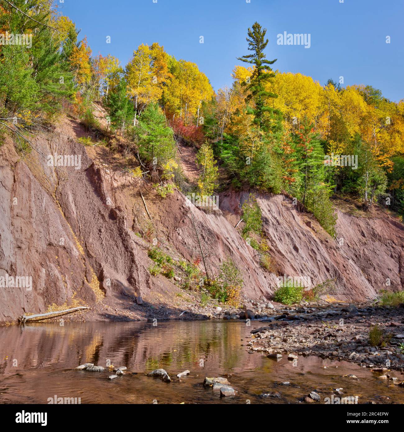 Potato River Falls, une belle chute près de Gurney Wisconsin, tombe à 90 mètres dans la rivière Potato. Parc de ville avec campings rustiques disponibles. Banque D'Images