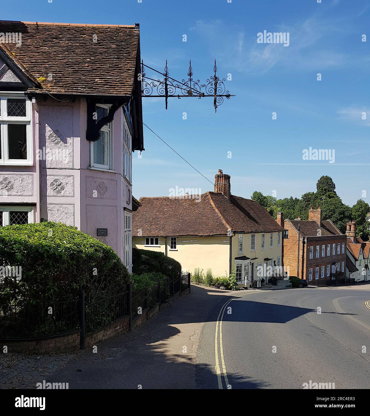 En regardant vers le bas de la rue à Finchingfield, Essex, Royaume-Uni. Banque D'Images
