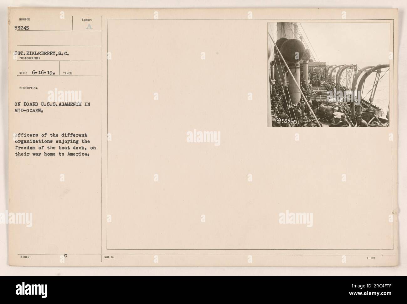 Dirigeants de diverses organisations à bord du S.S. Agamemnon sont vus profiter de l'espace ouvert du pont du bateau alors qu'ils font leur chemin de retour en Amérique. Cette photographie, prise par S.C. Eikleberry, le 16 juin 1919, capture le sentiment de liberté et de soulagement parmi ces militaires alors qu'ils rentrent chez eux après leur service pendant la première Guerre mondiale Banque D'Images