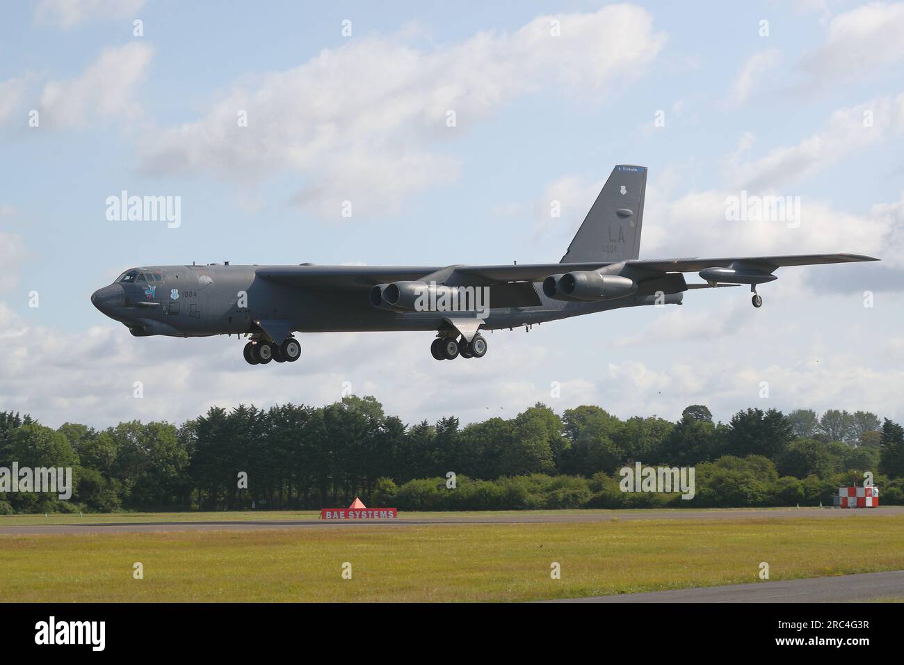 Fairford, Royaume-Uni. 12 juillet 2023. Un bombardier stratégique américain Boeing B-52 Stratofortress arrive pour riat 2023 Air Show. Crédit : Uwe Deffner/Alamy Live News Banque D'Images