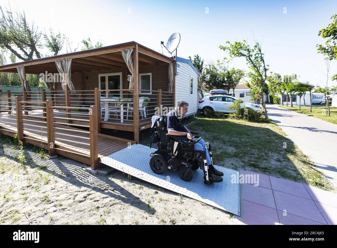 personne handicapée sur la rampe d'accès à la maison Banque D'Images