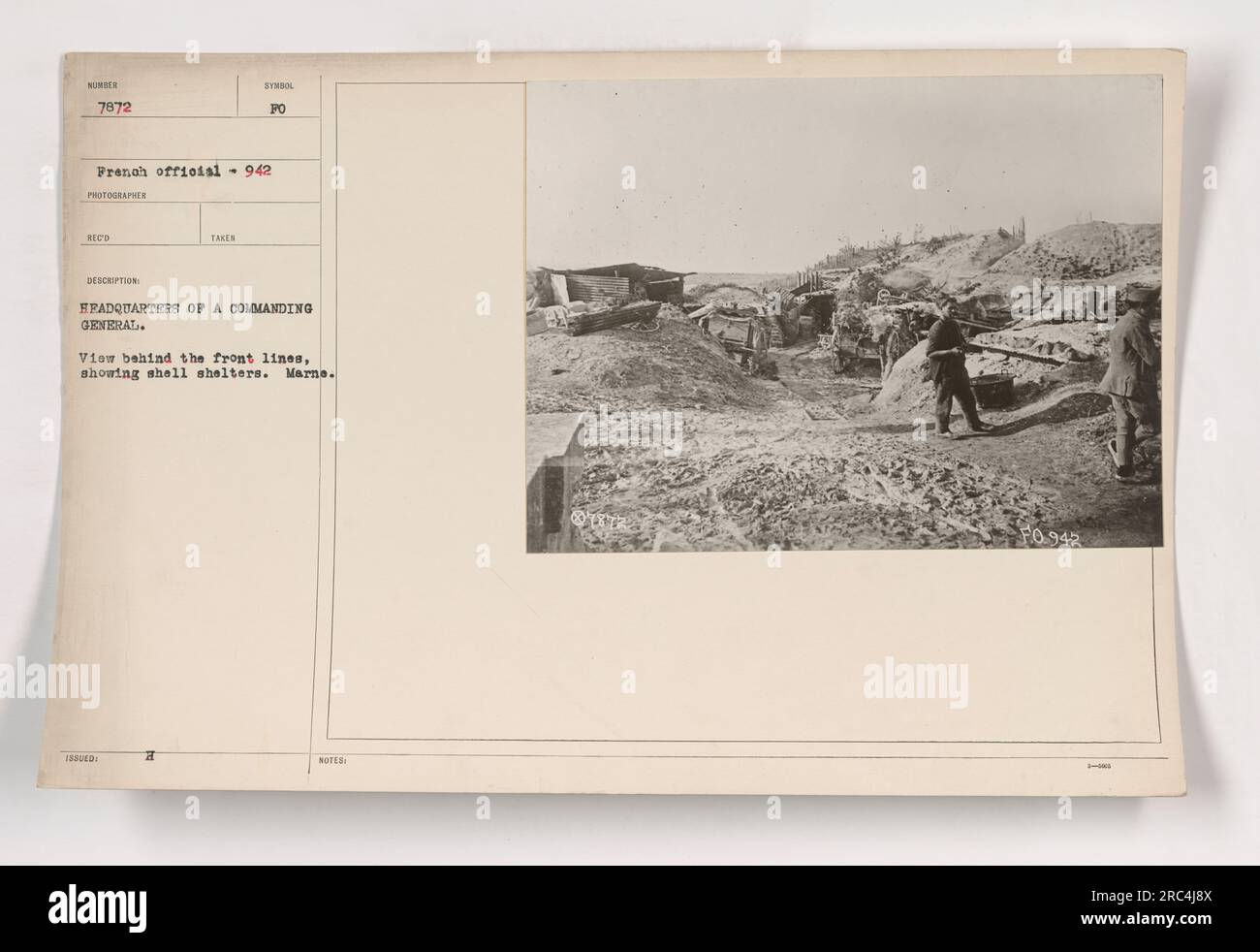 Quartier général d'un général commandant - vue derrière les lignes de front montrant des abris d'obus dans la Marne pendant la première Guerre mondiale Cette photographie, prise par un photographe officiel français, capture l’efficacité des infrastructures militaires et des mesures défensives. #WWIHistory #MilitaryActivities #MarneFrontlines Banque D'Images