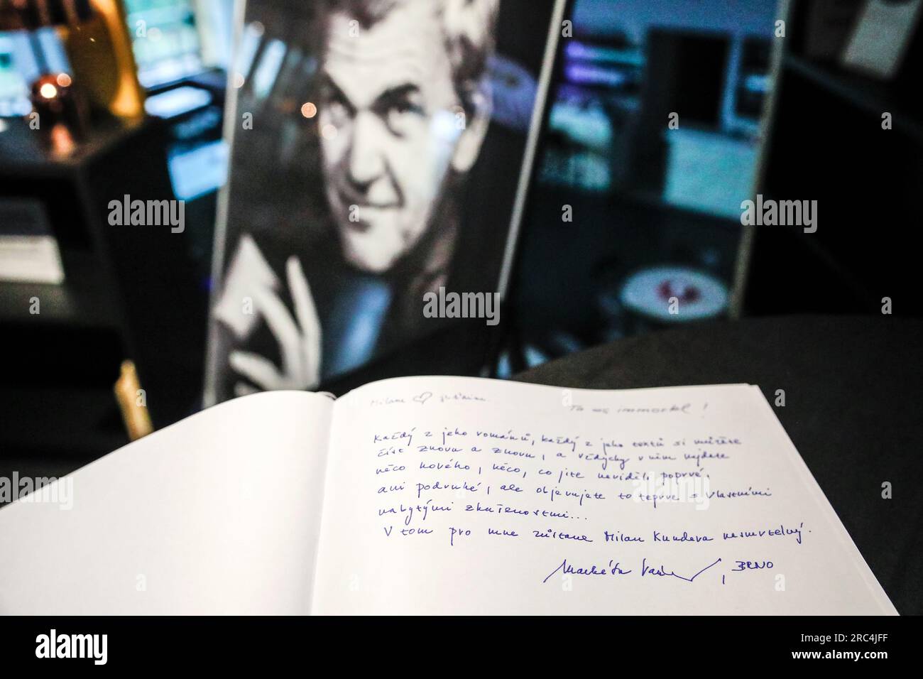 Brno, République tchèque. 12 juillet 2023. Livre de condoléances et portrait de l'écrivain Milan Kundera, est vu le 12 juillet 2023, à la bibliothèque Milan Kundera, qui fait partie de la bibliothèque morave (MZK) à Brno, en République tchèque. Milan Kundera, écrivain d'origine tchèque, vivant en France depuis 1975, est décédé à l'âge de 94 ans crédit : Monika Hlavacova/CTK photo/Alamy Live News Banque D'Images