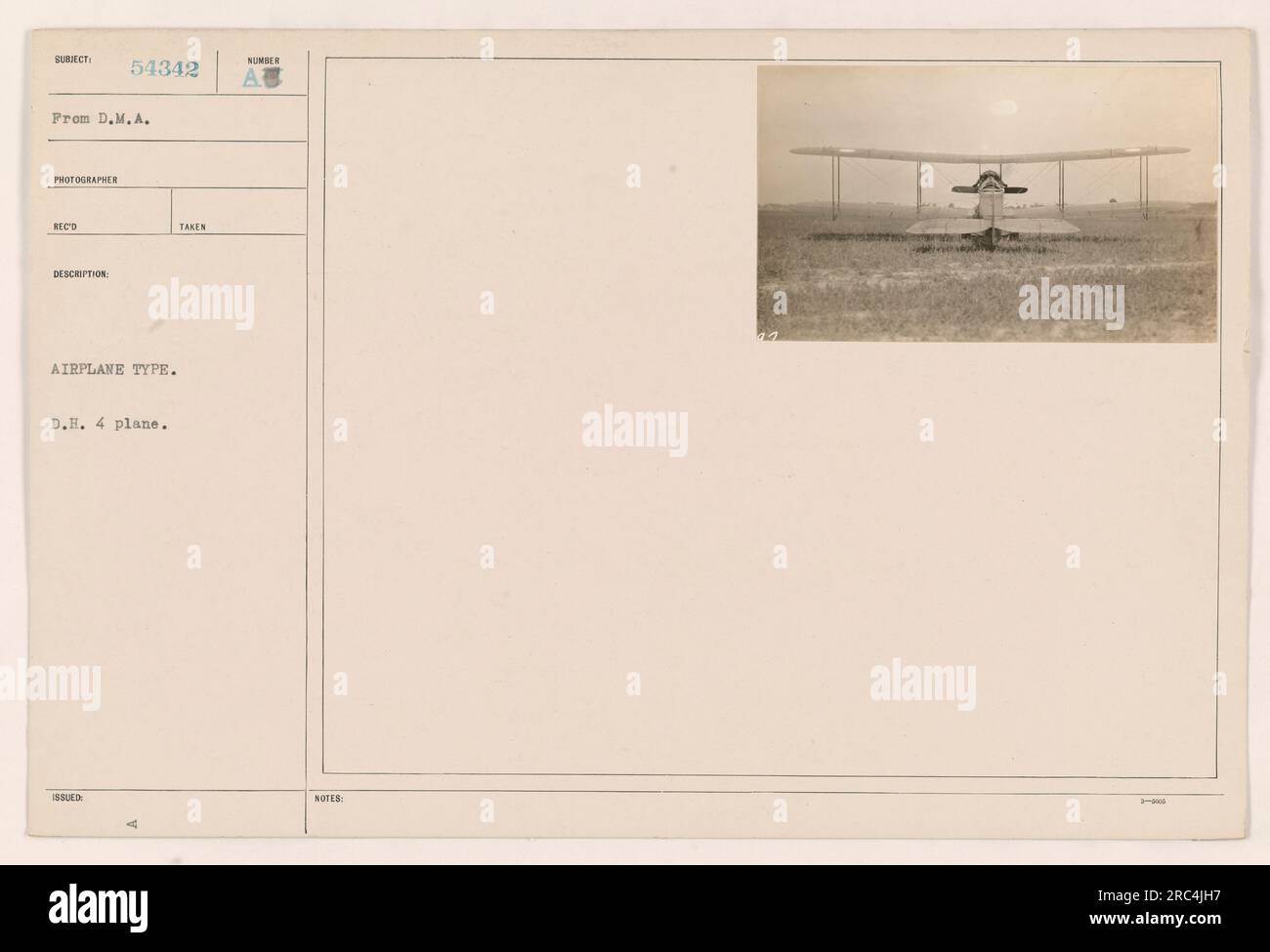 Une photographie d'un avion D.H. 4 pendant la première Guerre mondiale. Le numéro de prise attribué est le 54342. L'image est du photographe D.M.A., montrant une description rectangulaire du sujet. Aucune note supplémentaire n'est fournie. Banque D'Images