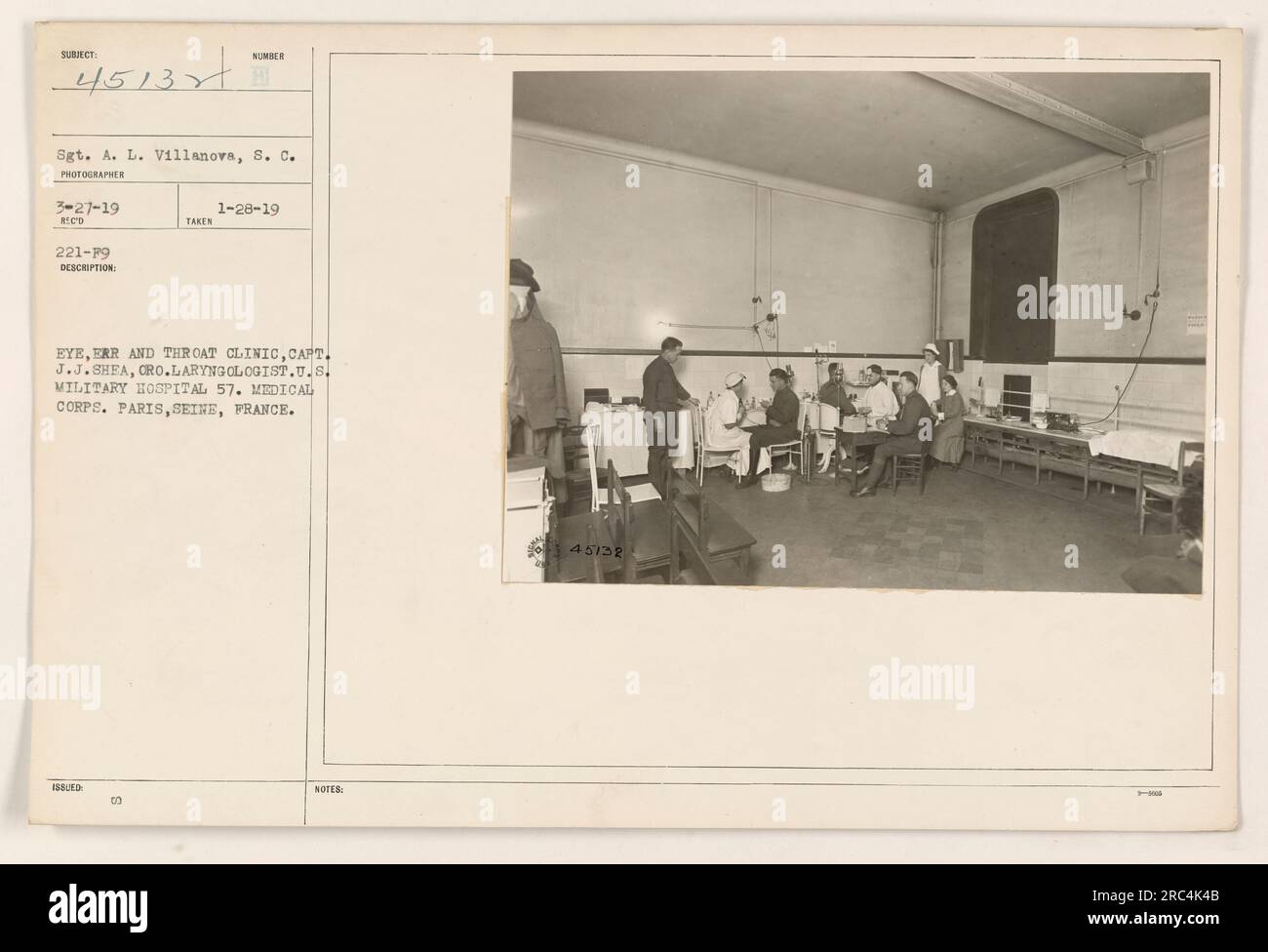 Légende : 'image de la clinique des yeux, des oreilles et de la gorge aux États-Unis Hôpital militaire 57, Paris, France pendant la première Guerre mondiale. La photo montre le capitaine J.J. Shea, laryngologue, répond aux besoins médicaux du soldat A.L. Villanova. Prise le 28 janvier 1919. » Banque D'Images