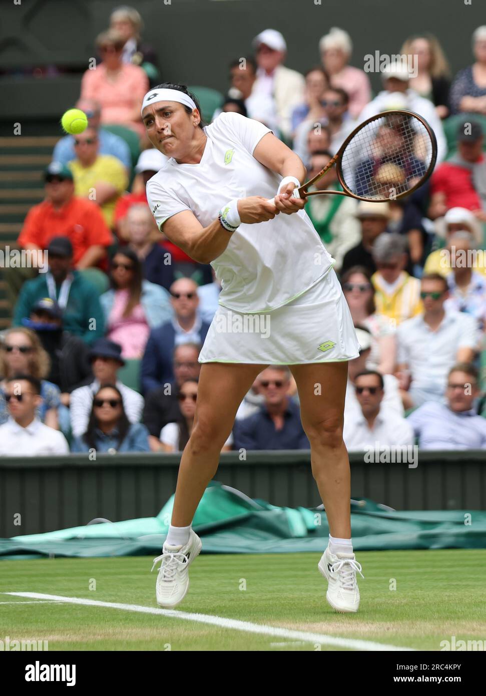 Londres, Royaume-Uni. 12 juillet 2023. La tunisienne ONS Jabeur joue un revers de main dans son match de quart de finale féminin contre la kazakhe Elena Rybakina lors des championnats de Wimbledon 2023 à Londres le mercredi 12 juillet 2023. Photo Hugo Philpott/UPI crédit : UPI/Alamy Live News Banque D'Images