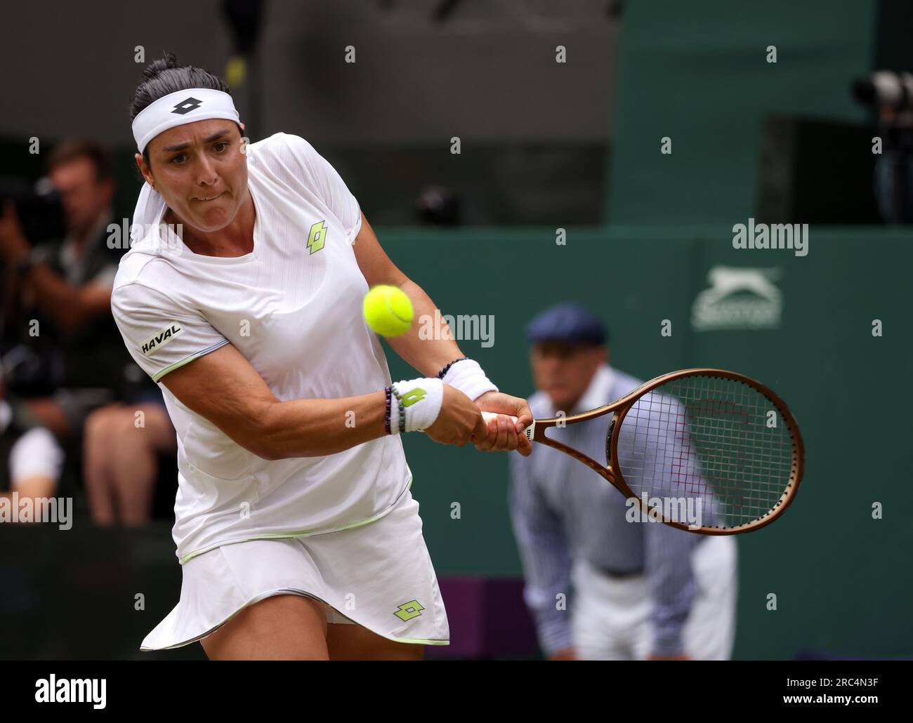 Wimbledon, Royaume-Uni. 12 juillet 2023. ONS Jabeur de Tunisie lors de sa victoire en quart de finale sur Elena Rybakina, championne en titre de Wimbledon, aujourd'hui à Wimbledon. Crédit : Adam Stoltman/Alamy Live News Banque D'Images