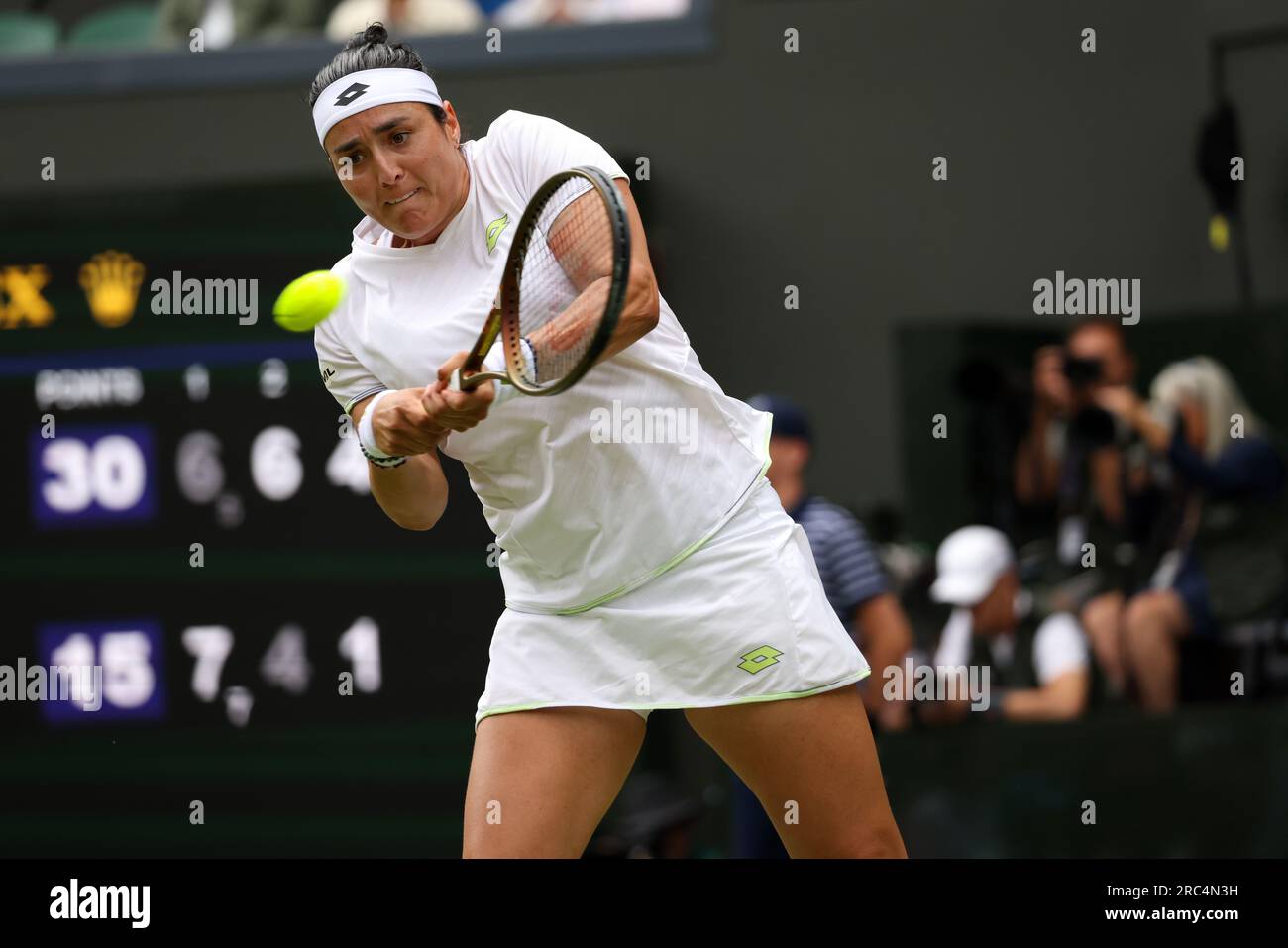 Wimbledon, Royaume-Uni. 12 juillet 2023. ONS Jabeur de Tunisie lors de sa victoire en quart de finale sur Elena Rybakina, championne en titre de Wimbledon, aujourd'hui à Wimbledon. Crédit : Adam Stoltman/Alamy Live News Banque D'Images