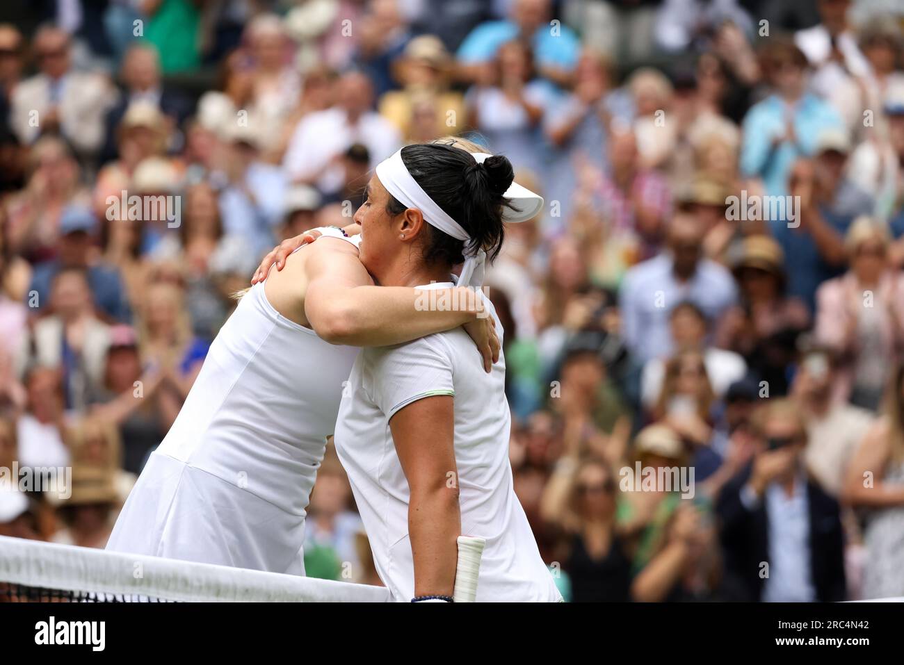 Wimbledon, Royaume-Uni. 12 juillet 2023. La tunisienne ONS Jabeur embrasse son adversaire après sa victoire en quart de finale sur Elena Rybakina, championne de Wimbledon, aujourd'hui à Wimbledon. Crédit : Adam Stoltman/Alamy Live News Banque D'Images