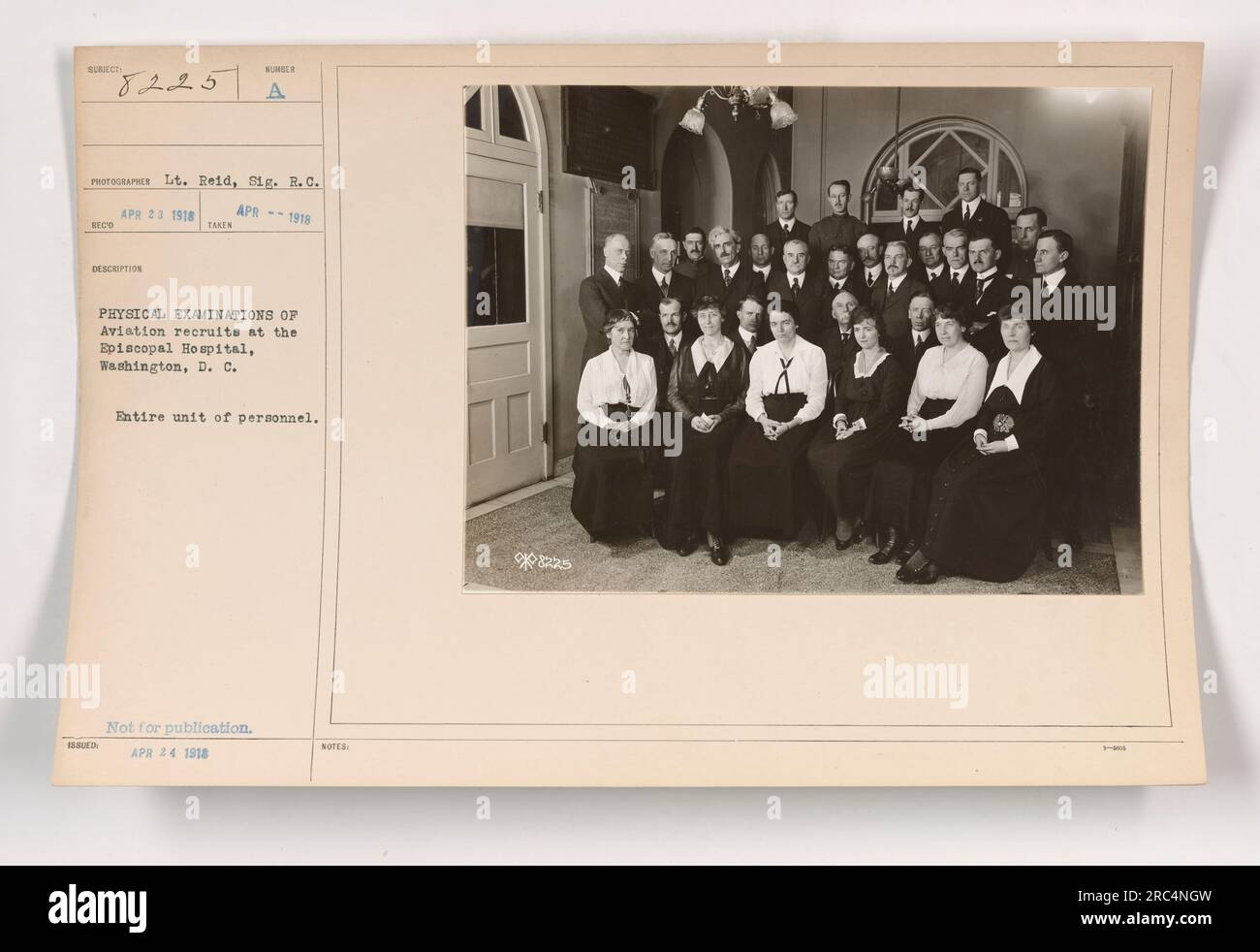 Les recrues de l'aviation à l'hôpital épiscopal de Washington, DC, subissent des examens physiques menés par le lieutenant Reid du signal corps. Cette photo capture l'ensemble du personnel réuni pour les examens. La photo a été prise le 23 avril 1918 et classée comme ne convenant pas à la publication. Des notes supplémentaires indiquent que la photo est 98225. Banque D'Images