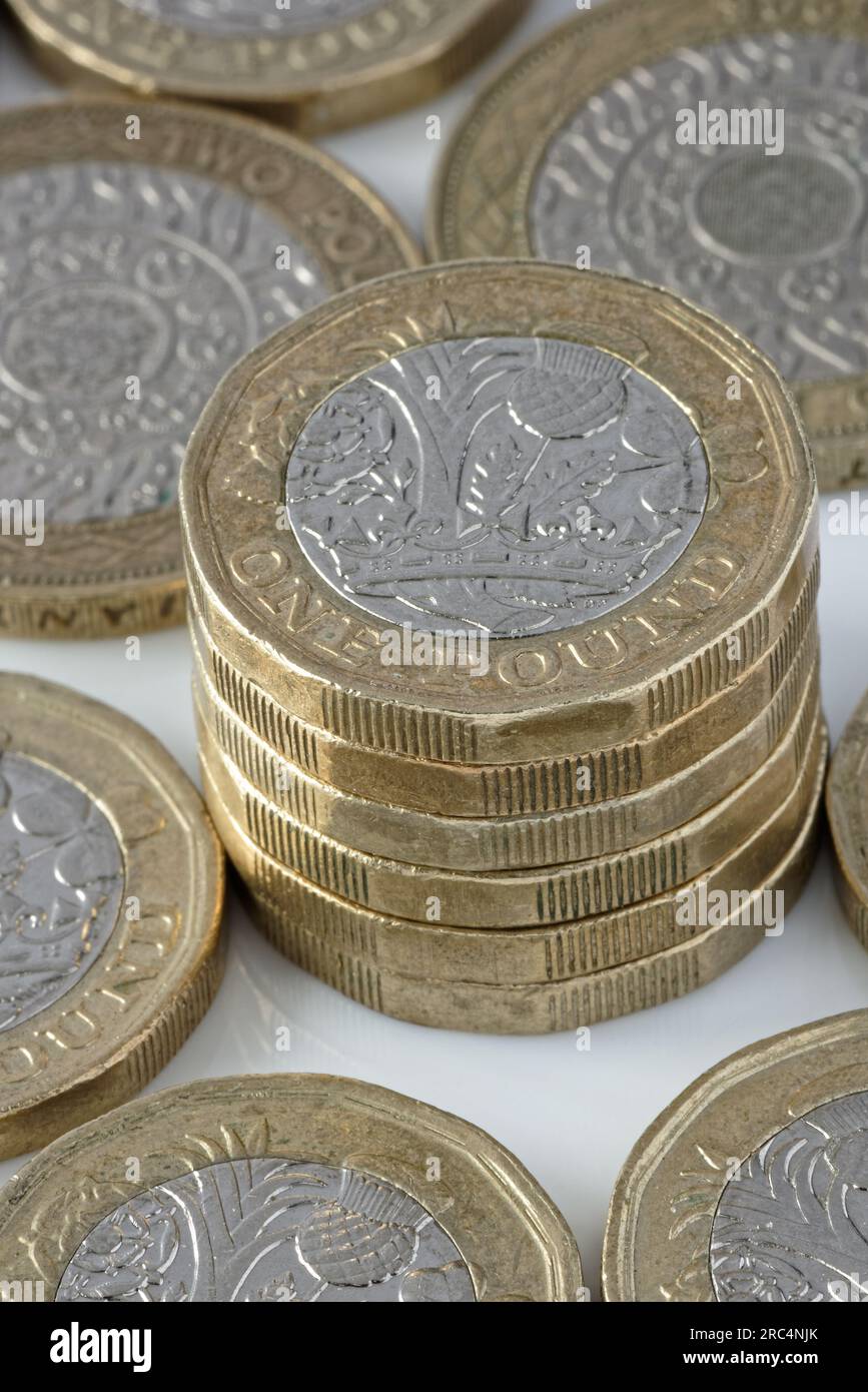 Utilisé £1 (une livre sterling) pièces britanniques dans Close Up.on fond de £1 et £2 pièces Banque D'Images
