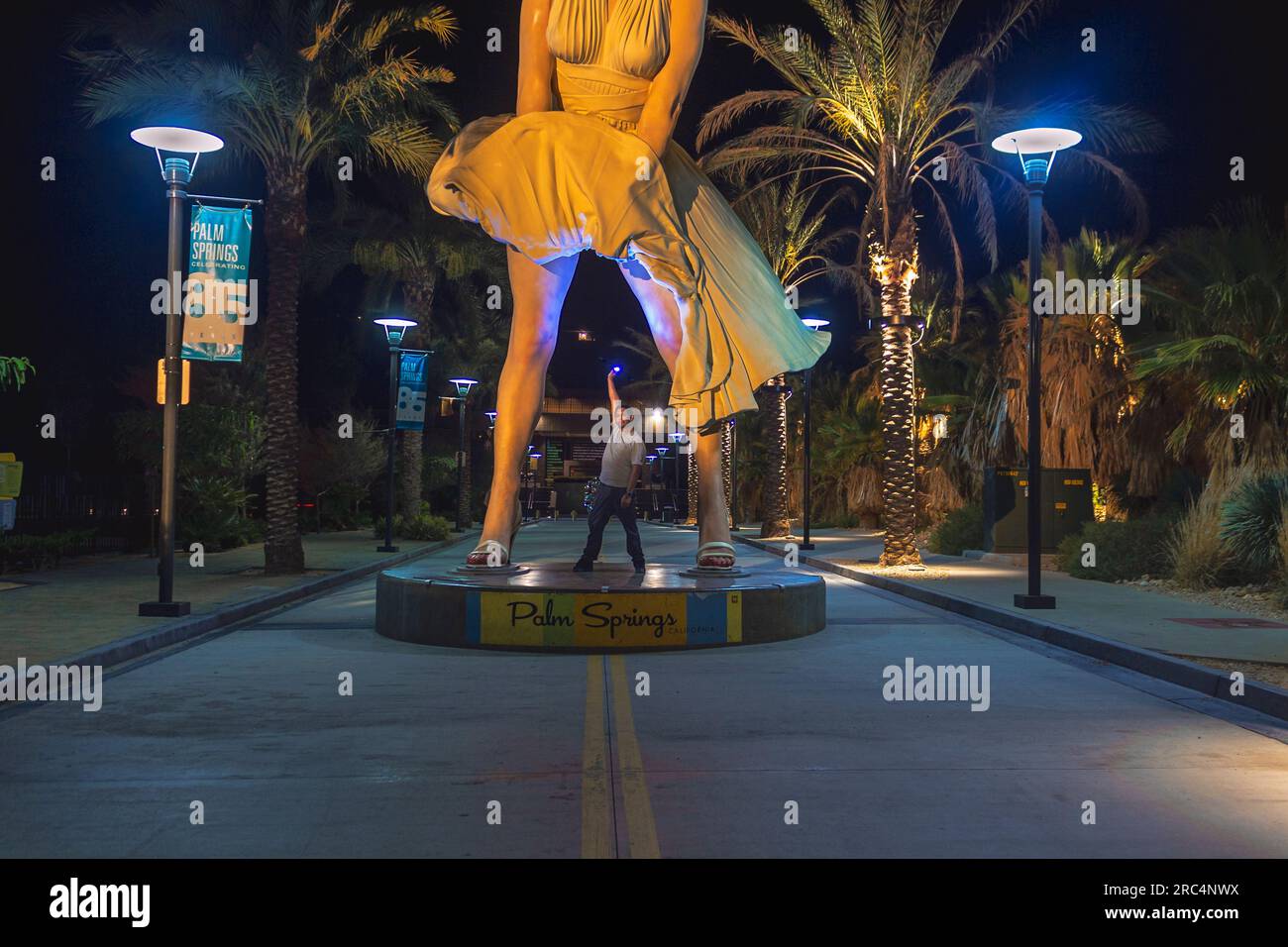 Gio Skelton est émerveillé sous l'emblématique statue de Forever Marilyn à Palm Springs, éclairée par les lumières captivantes de la ville Banque D'Images