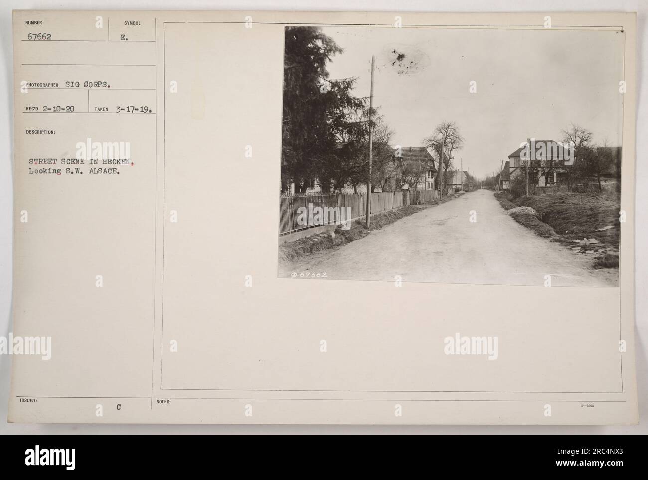 Scène de rue à Hecken, Alsace, capturée le 17 mars 1919. La photographie montre une vue vers le sud-ouest en direction de la ville. Cette image a été prise par un photographe du signal corps et fait partie d'une collection documentant les activités militaires américaines pendant la première Guerre mondiale Banque D'Images